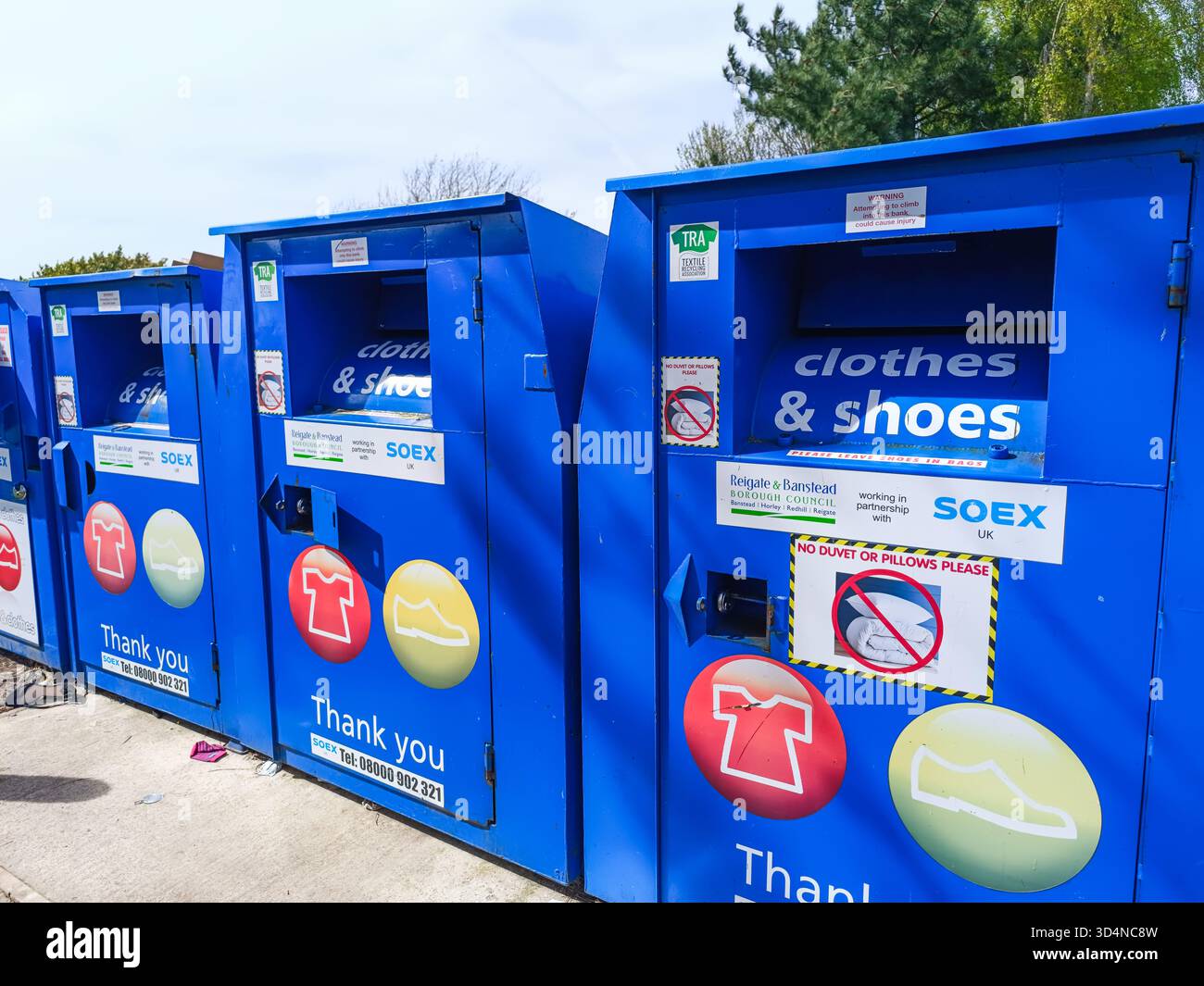 Bidoni per donazioni di vestiti e scarpe - scatole per beneficenza tessile. Londra, Regno Unito, 13 aprile 2024 Foto Stock