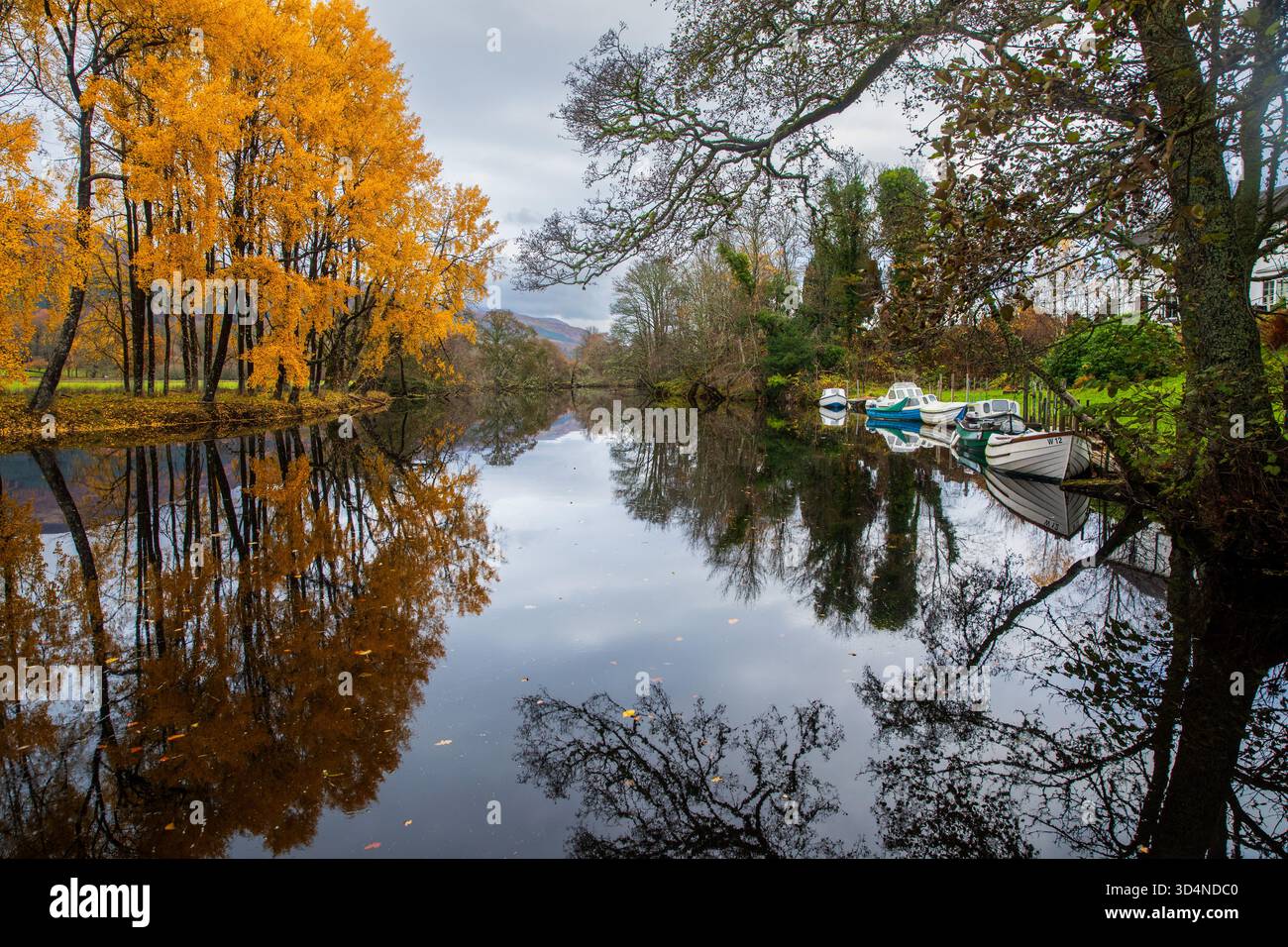 L'autunno e gli alberi si riflettono nel fiume Lochay per uccidere vicino al punto in cui il fiume entra nel Loch Tay Foto Stock