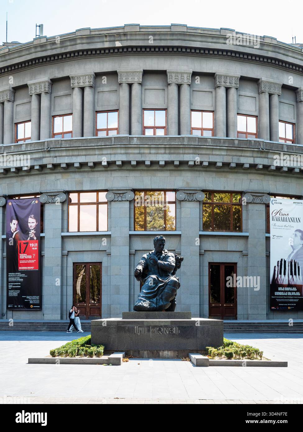 Erevan, Armenia - 14 settembre 2025: Vista frontale della sala concerti Aram Khachaturian del Teatro dell'Opera di Erevan (Alexander Spendiaryan National Academic Op Foto Stock