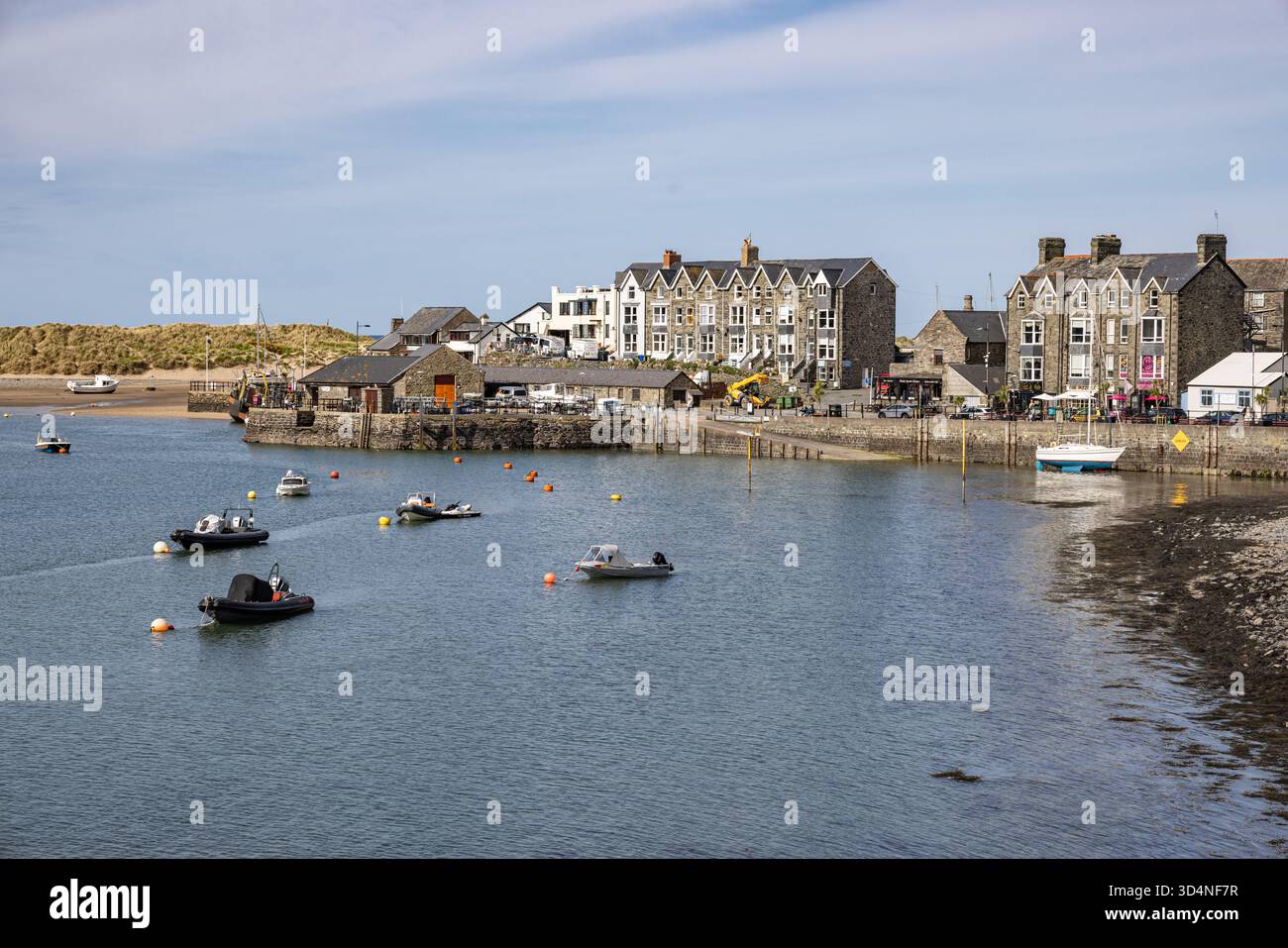 Barmouth, Gwnyedd, Galles, Regno Unito. 2 maggio 2025. Barche che galleggiano nel porto di Barmouth. Foto Stock