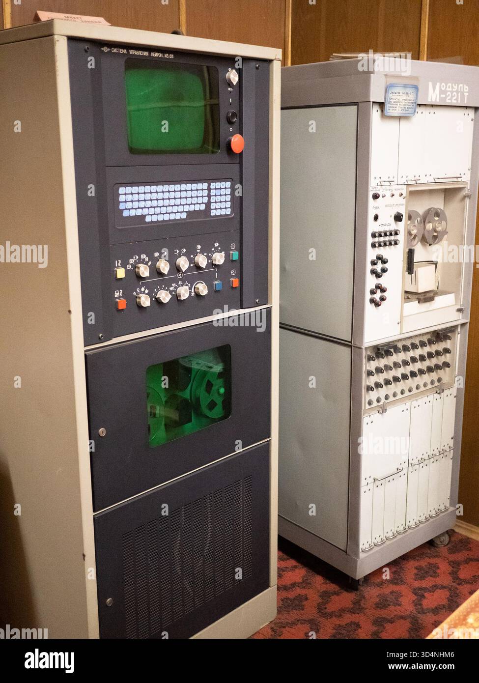 Erevan, Armenia - 26 settembre 2025: Vintage ES EVM (Unified System of Electronic Computing Machines), serie sovietica di computer elettronici su Magn Foto Stock