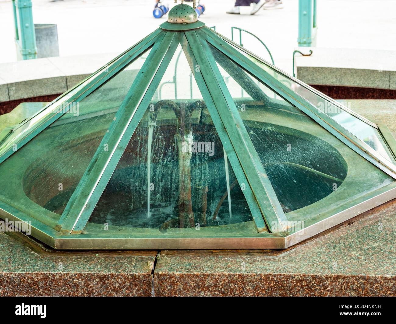 Tetto in vetro coperto di acqua minerale naturale calda nel Central Park nella località turistica di Borjomi, Georgia, durante il soleggiato giorno estivo Foto Stock