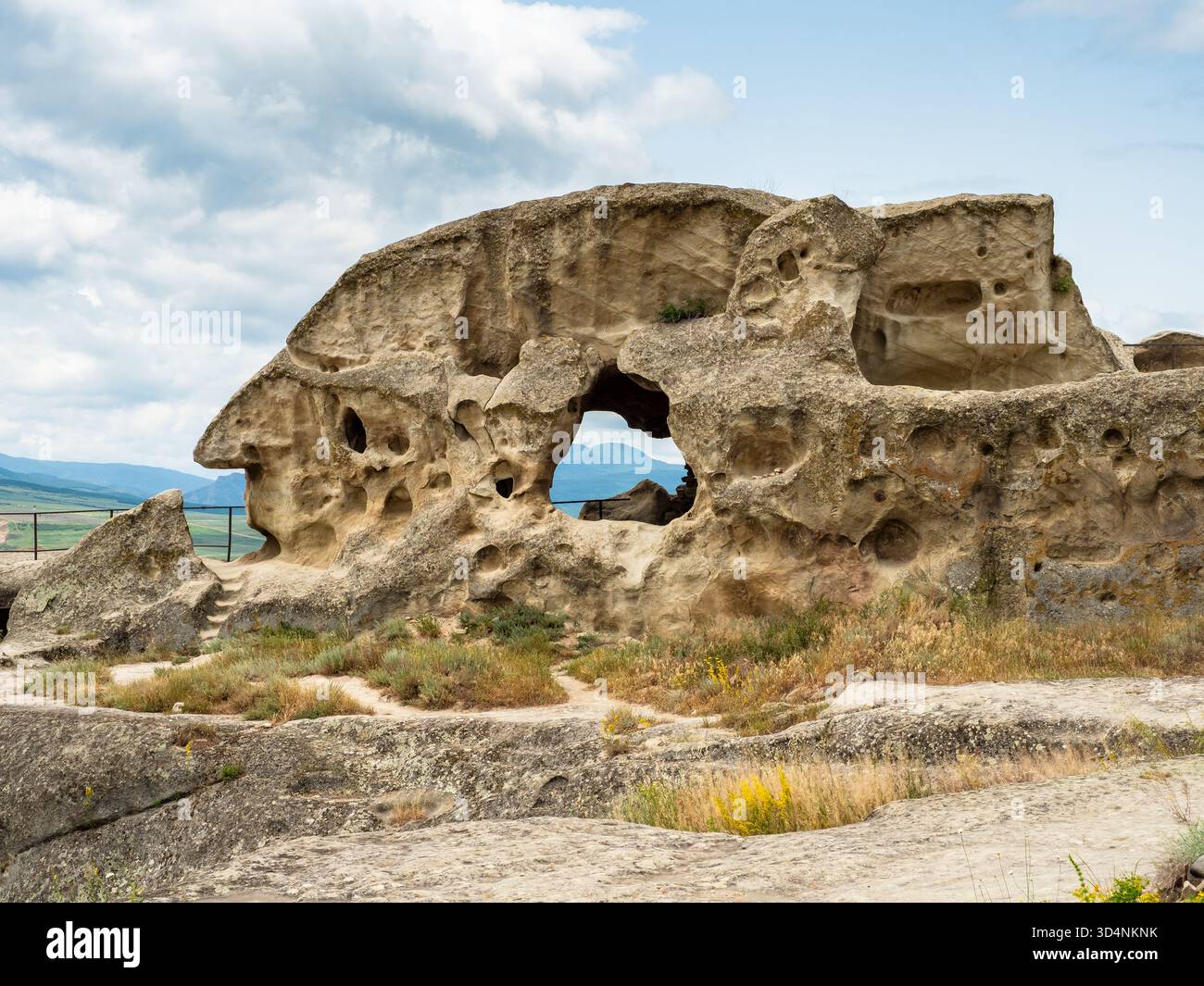Resti del palazzo nella città di caverna di Uplistsikhe in Georgia durante il sole del giorno estivo Foto Stock