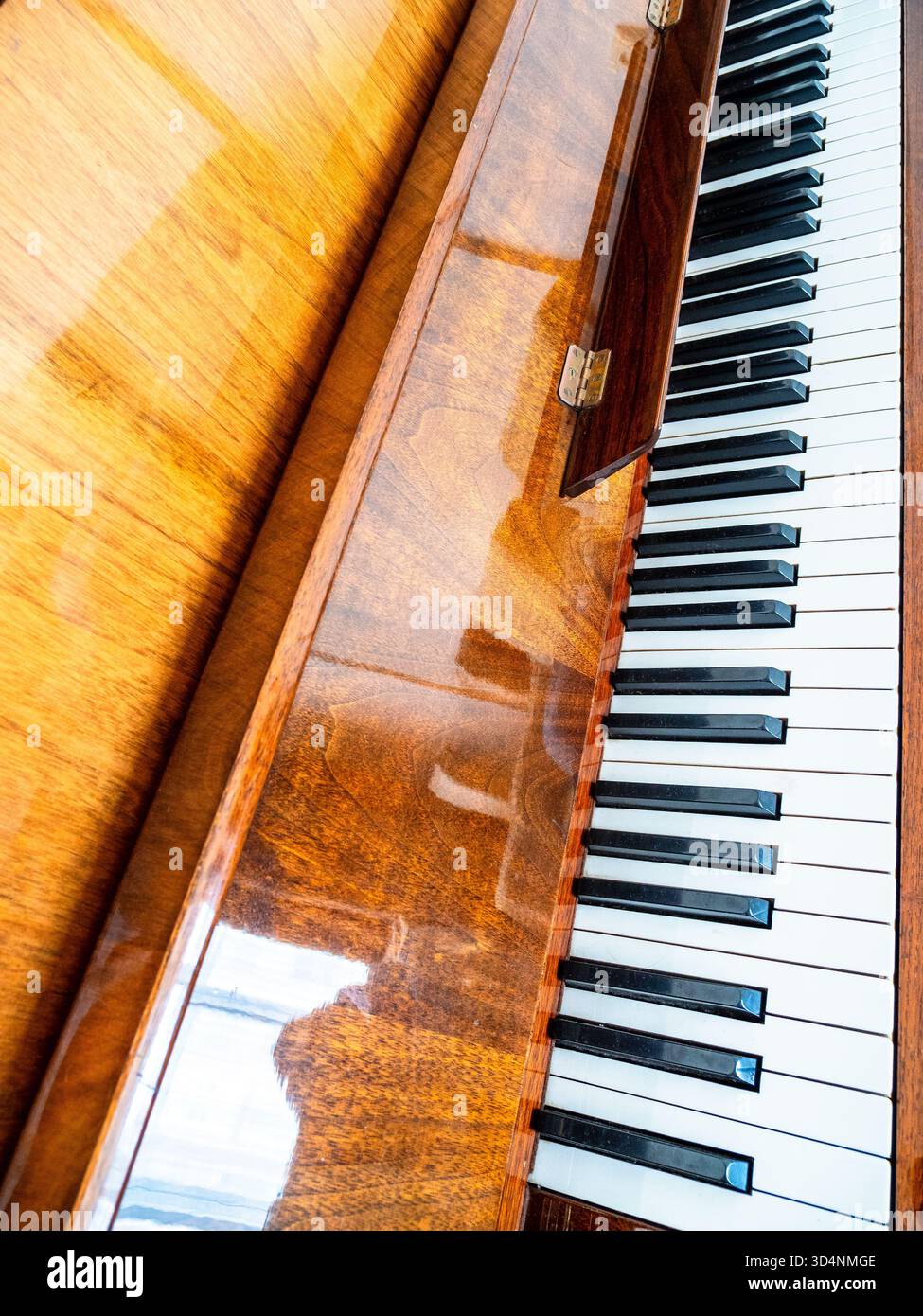 tasti bianchi e neri di pianoforte verniciato in legno in camera Foto Stock