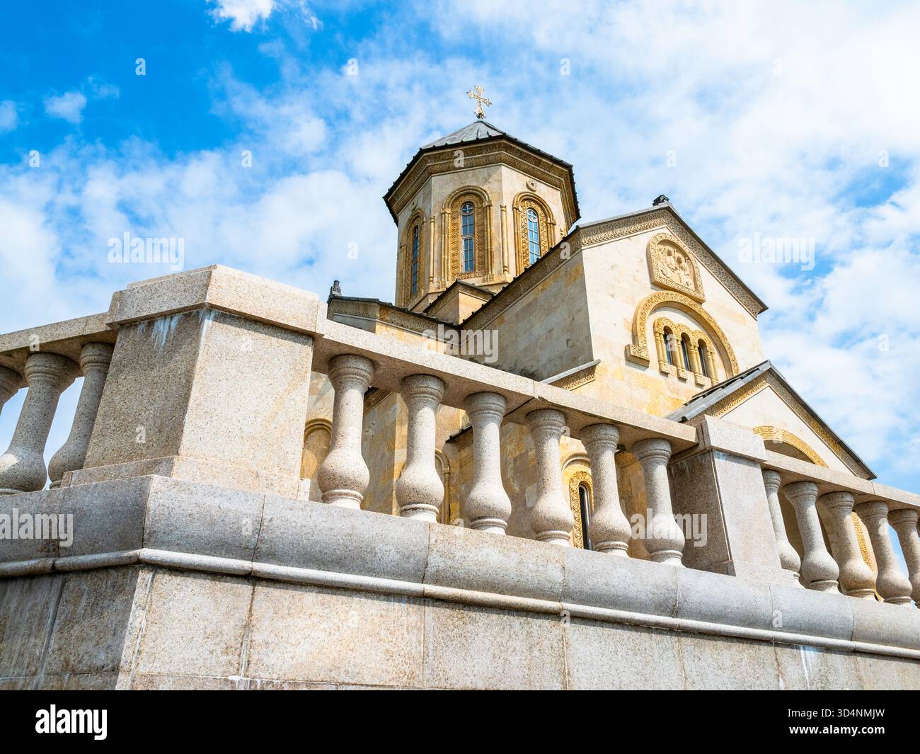 Vista dal basso della Chiesa della Santissima Trinità nel Monastero di Tsminda Sameba nella città di Batumi durante il sole del giorno estivo, Georgia, Monte Sameba Foto Stock