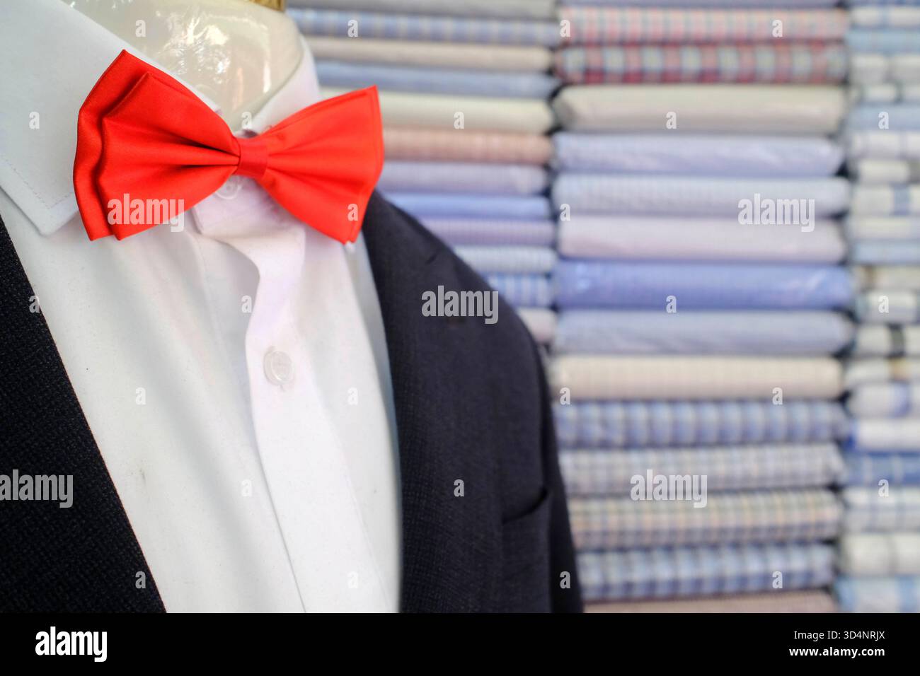 Laboratorio di sartoria personalizzato da uomo con un'ampia selezione di tessuti. Ho chi Minh. Vietnam. Foto Stock