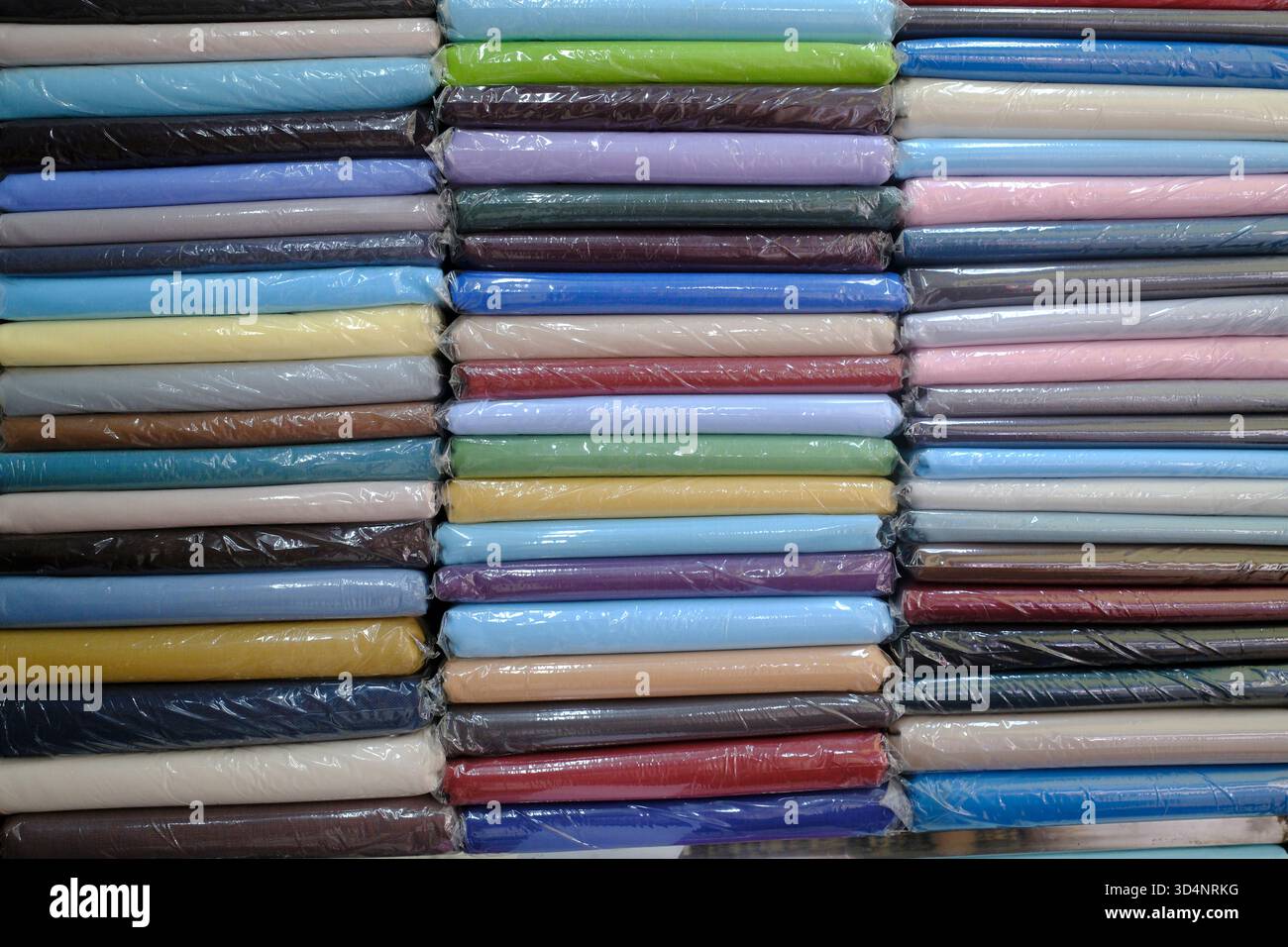Laboratorio di sartoria personalizzato da uomo con un'ampia selezione di tessuti. Ho chi Minh. Vietnam. Foto Stock