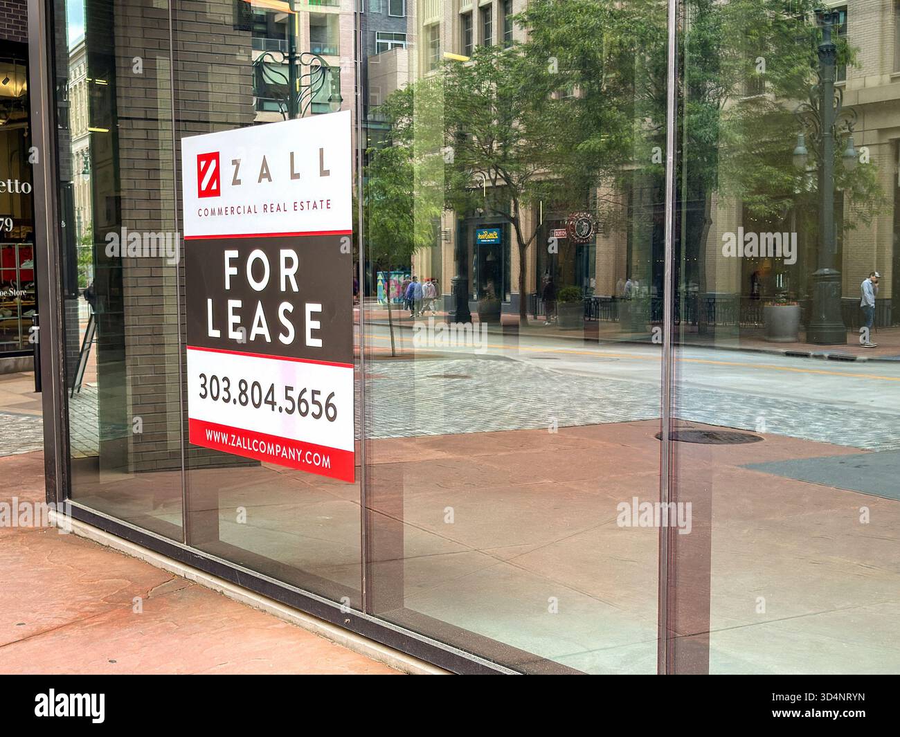 Denver, Colorado, Stati Uniti - 4 giugno 2025: Vista anteriore esterna di un negozio vuoto in affitto nel centro di Denver. - Immagine stock catturata con smartphone