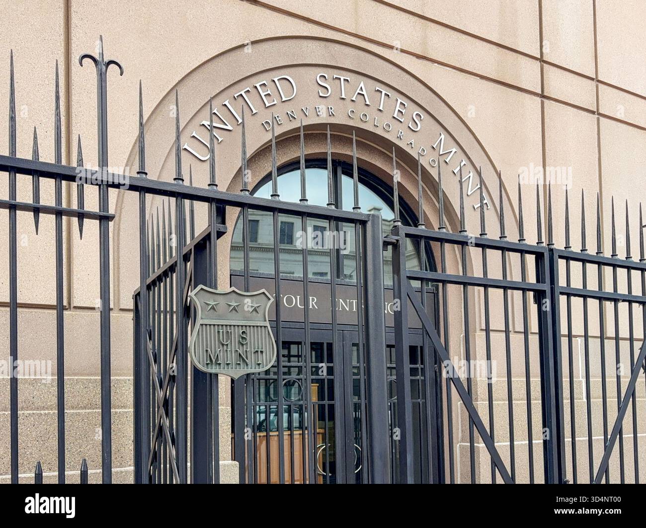 Denver, Colorado, Stati Uniti - 2 giugno 2025: Ingresso del tour per la zecca degli Stati Uniti nel centro di Denver con cancelli chiusi. - Immagine stock catturata con smartphone