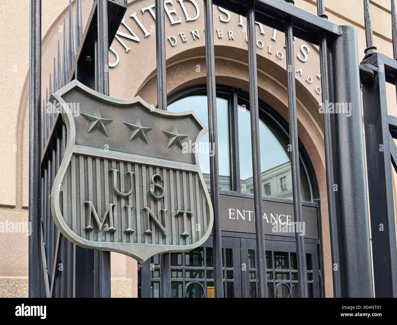Denver, Colorado, Stati Uniti - 2 giugno 2025: Ingresso del tour per la zecca degli Stati Uniti nel centro di Denver con cancelli chiusi. - Immagine stock catturata con smartphone