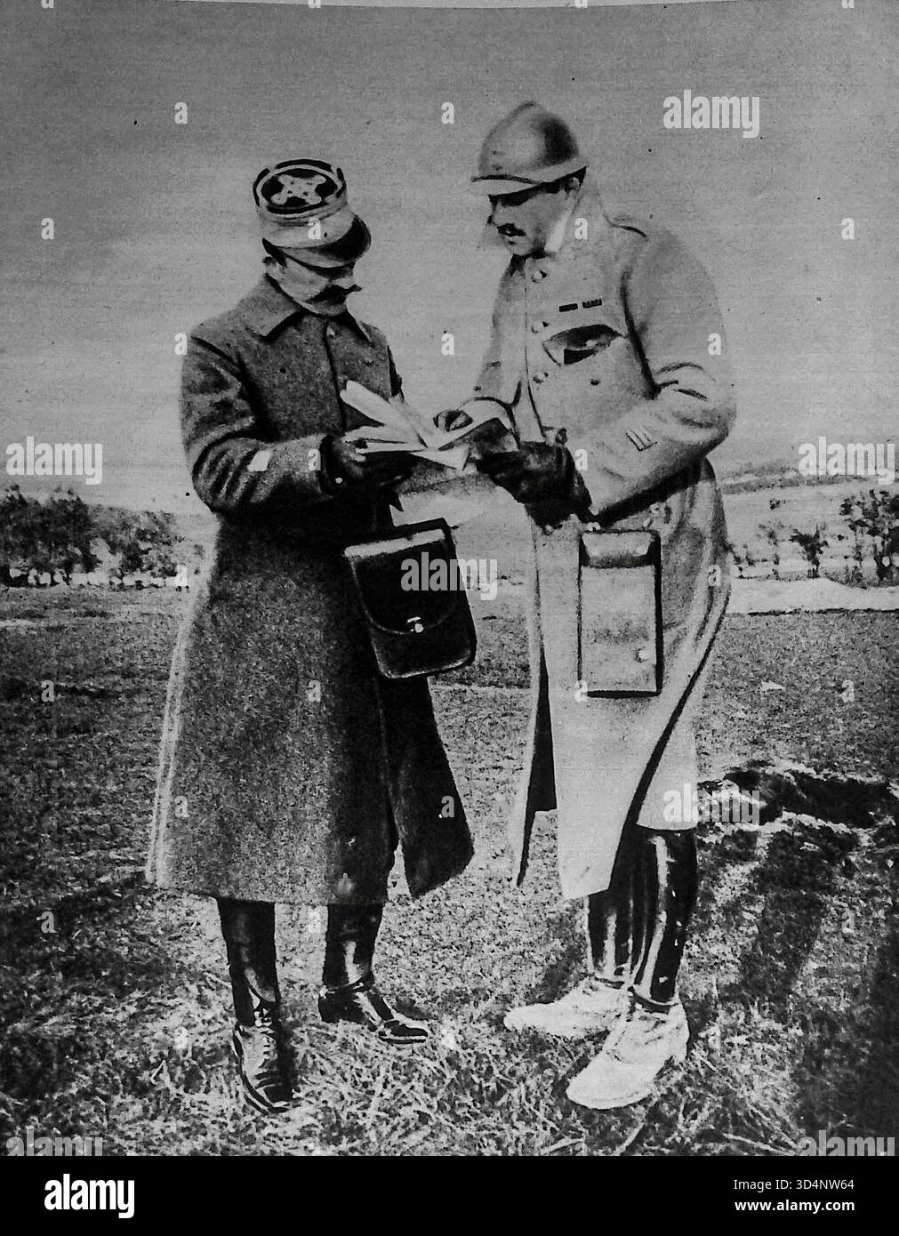 Pagina da le Miroir che mostra due ufficiali francesi sul campo durante la prima guerra mondiale. Il titolo fa notare che l'esercito francese ha già capitani di vent'anni. Il testo mette in evidenza un giovane capitano decorato, il capitano B, nome rivisto per proteggere la sua identità, che si è guadagnato sia la Croix de Guerre che la LÈgion d'honneur. Questo resoconto stampa riflette la promozione e il valore in tempo di guerra tra i sottufficiali. Foto Stock