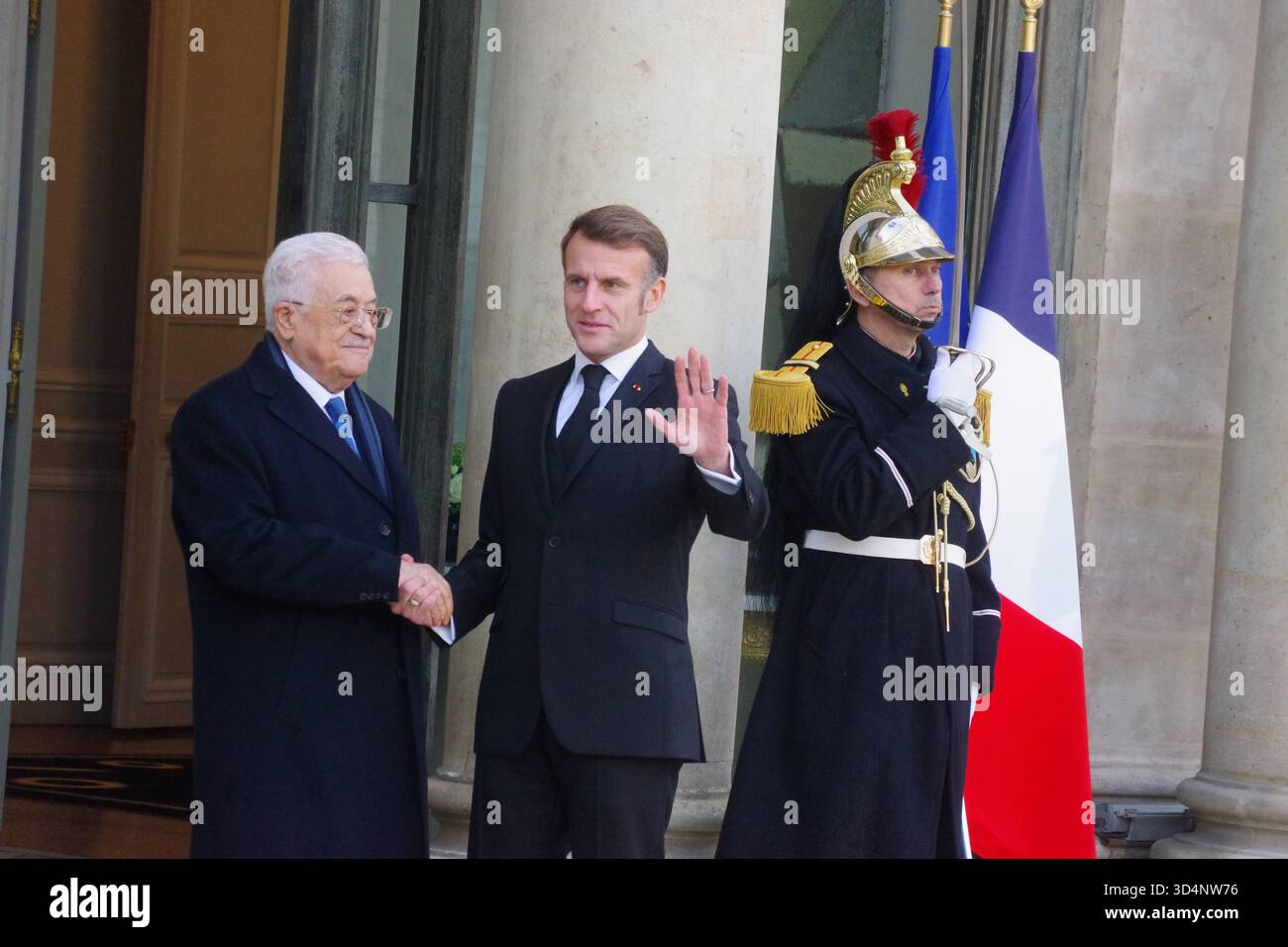 Il presidente francese Emmanuel Macron e il presidente dello Stato di Palestina Mahmoud Abbas sui gradini del Palazzo dell'Eliseo a Parigi, 11 novembre 2025. Foto Stock