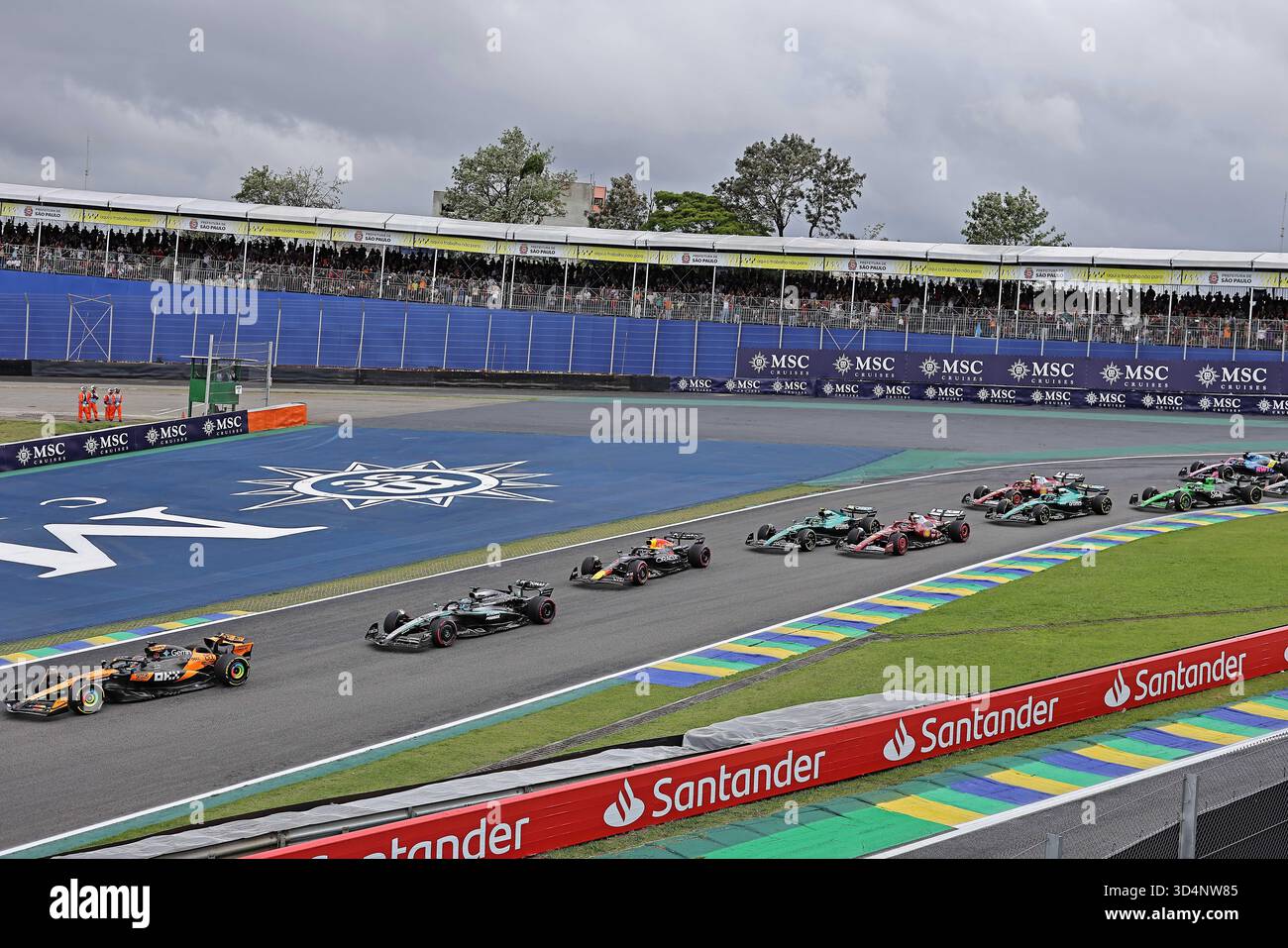 San Paolo, Brasile. 8 novembre 2025. Primo giro la Sprint Race del Gran Premio di F1 del Brasile all'autodromo Jose Carlos Pace l'8 novembre 2025 a San Paolo, Brasile. Foto: Heuler Andrey/DiaEsportivo/Alamy Live News crediti: DiaEsportivo/Alamy Live News Foto Stock