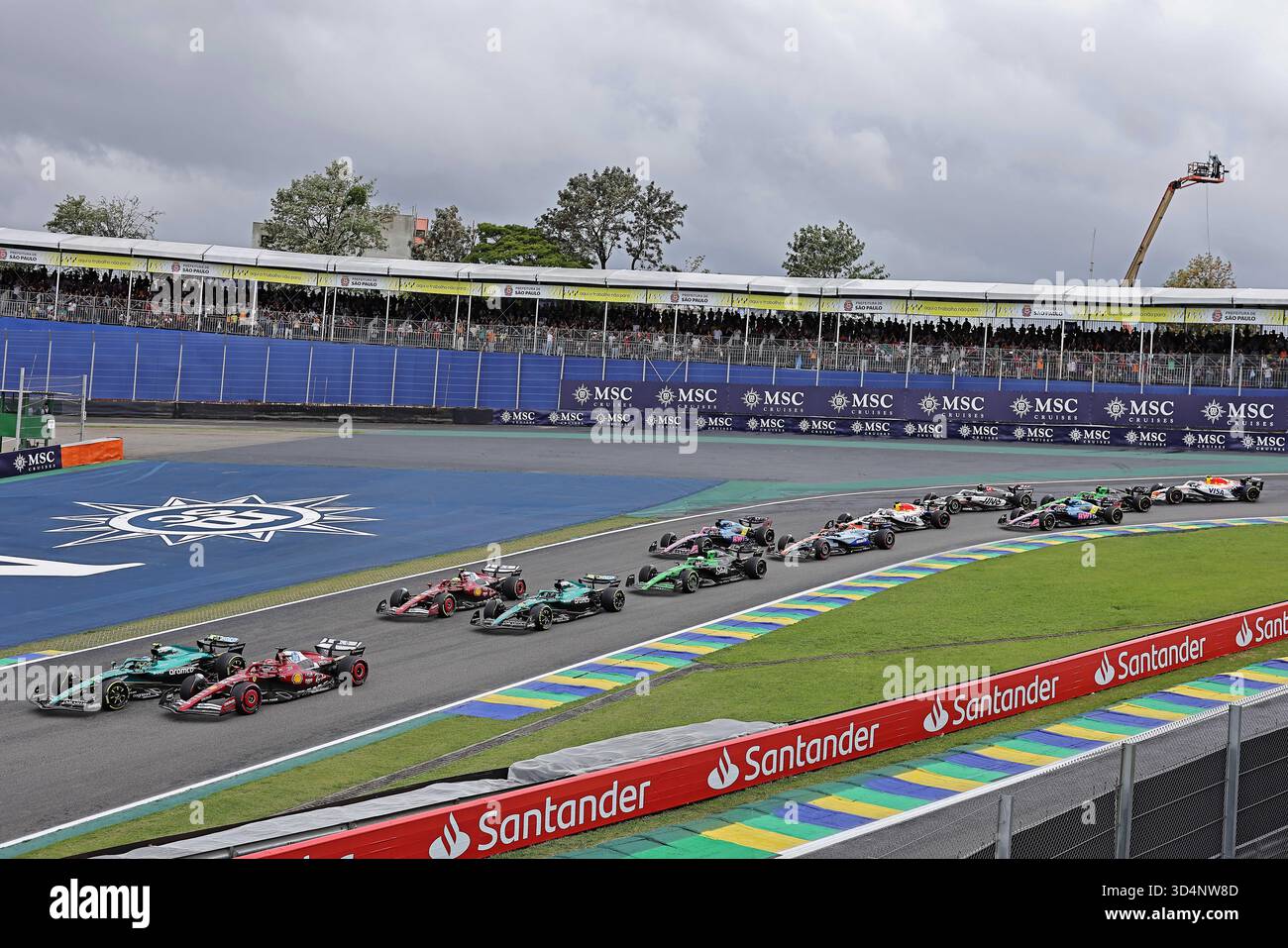 San Paolo, Brasile. 8 novembre 2025. Primo giro la Sprint Race del Gran Premio di F1 del Brasile all'autodromo Jose Carlos Pace l'8 novembre 2025 a San Paolo, Brasile. Foto: Heuler Andrey/DiaEsportivo/Alamy Live News crediti: DiaEsportivo/Alamy Live News Foto Stock