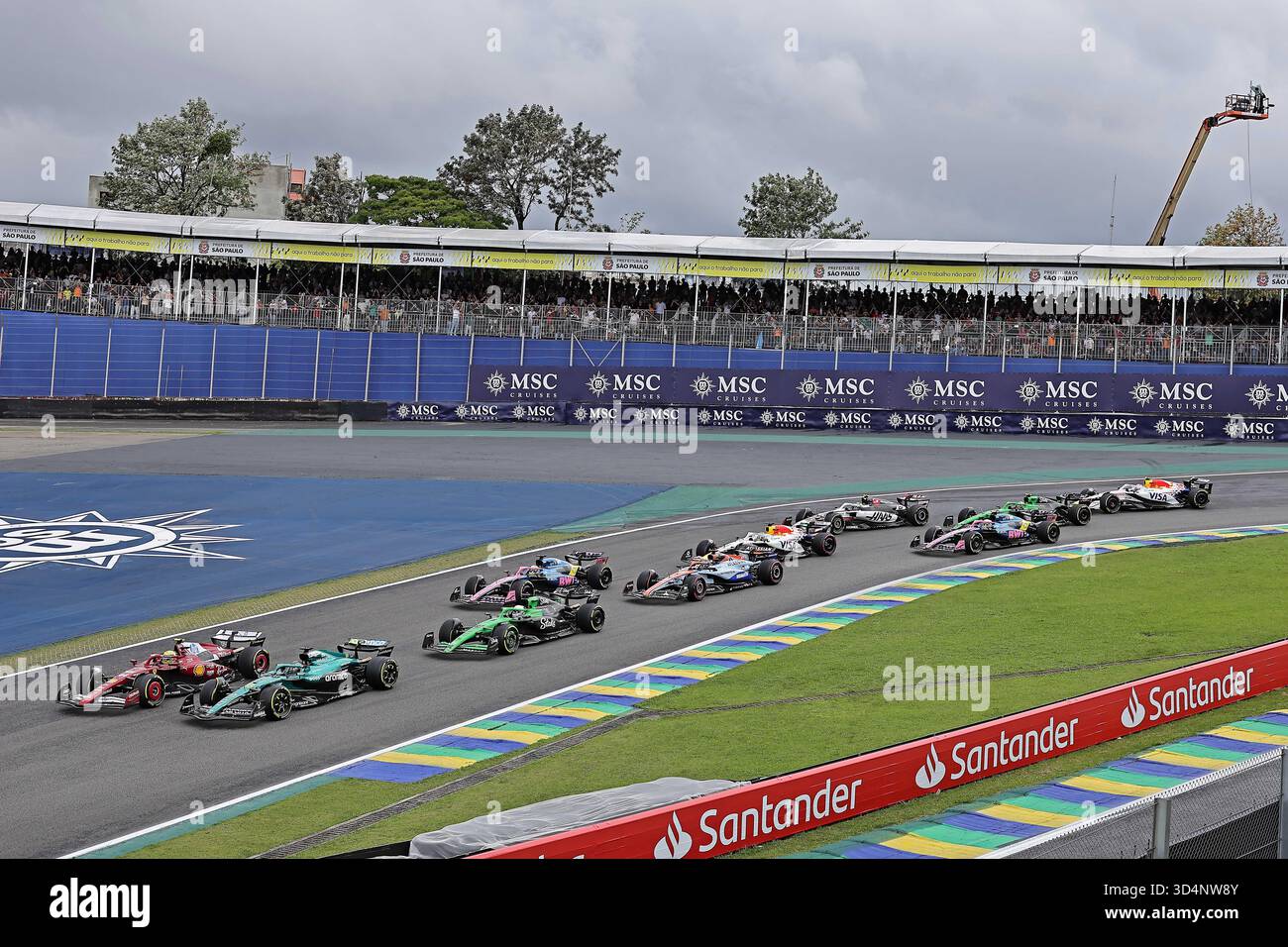 San Paolo, Brasile. 8 novembre 2025. Primo giro la Sprint Race del Gran Premio di F1 del Brasile all'autodromo Jose Carlos Pace l'8 novembre 2025 a San Paolo, Brasile. Foto: Heuler Andrey/DiaEsportivo/Alamy Live News crediti: DiaEsportivo/Alamy Live News Foto Stock