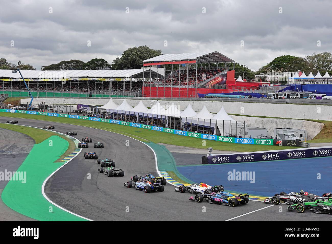 San Paolo, Brasile. 8 novembre 2025. Primo giro la Sprint Race del Gran Premio di F1 del Brasile all'autodromo Jose Carlos Pace l'8 novembre 2025 a San Paolo, Brasile. Foto: Heuler Andrey/DiaEsportivo/Alamy Live News crediti: DiaEsportivo/Alamy Live News Foto Stock