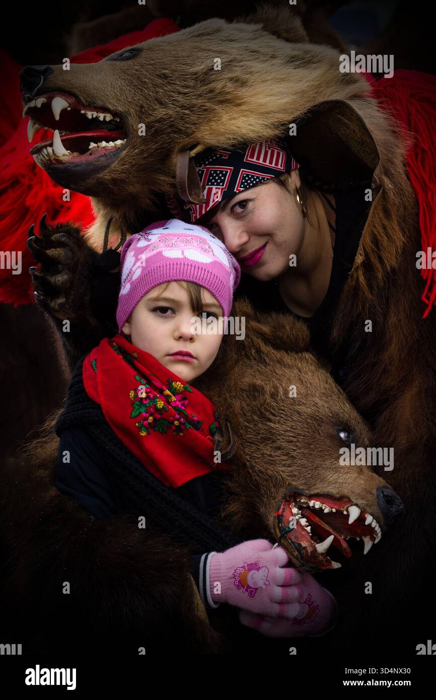 Bacău, Romania – 27 dicembre 2018: Adulti e bambini in costume da orso al Festival “Alaiul Datinilor”. Foto Stock
