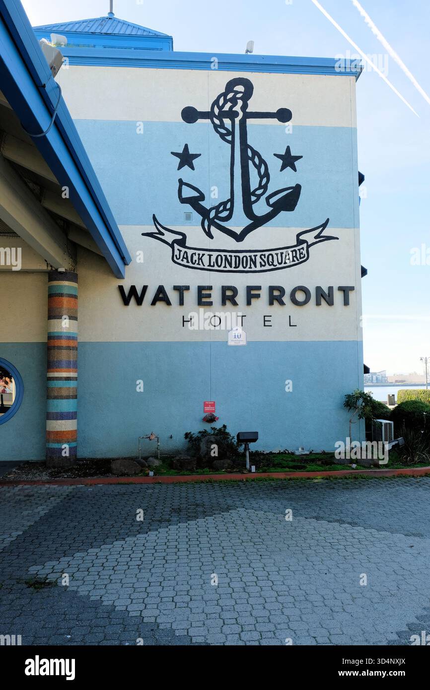 The Waterfront Hotel, un punto di riferimento in Jack London Square a Oakland, California; l'hotel con 145 camere, aperto nel 1990, chiuso definitivamente nel gennaio 2025. Foto Stock
