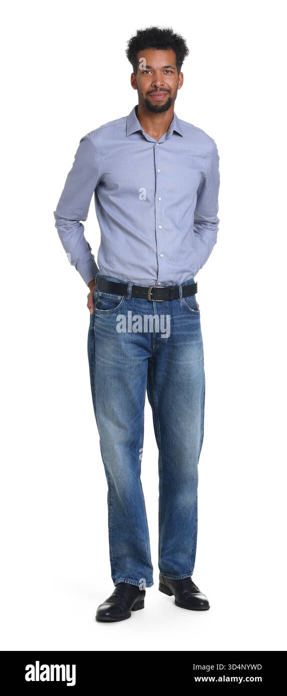 Uomo felice che indossa jeans eleganti su sfondo bianco Foto Stock