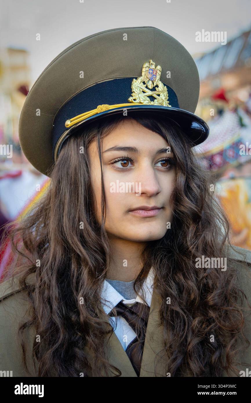 Comănești, Romania – 30 dicembre 2019: Partecipante sorridente in uniforme militare con emblema rumeno al Festival “Datini și obiceiuri strămoșești”. Foto Stock