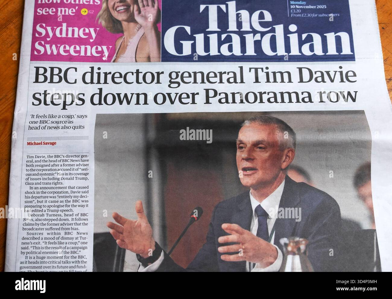 "Il direttore generale della BBC Tim DAVIE scende sopra Panorama Row" titolo della prima pagina del quotidiano Guardian 10 novembre 2025 Londra Regno Unito Gran Bretagna Foto Stock