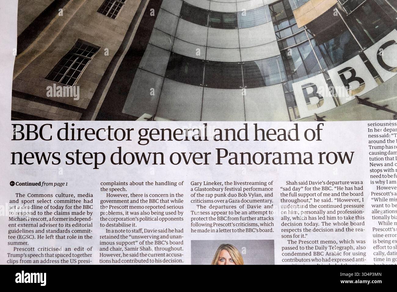 "Il direttore generale della BBC e il capo delle notizie si dimetteranno oltre Panorama Row", titolo del quotidiano The Guardian Tim DAVIE Trump articolo 10 novembre 2025 Londra Regno Unito Foto Stock