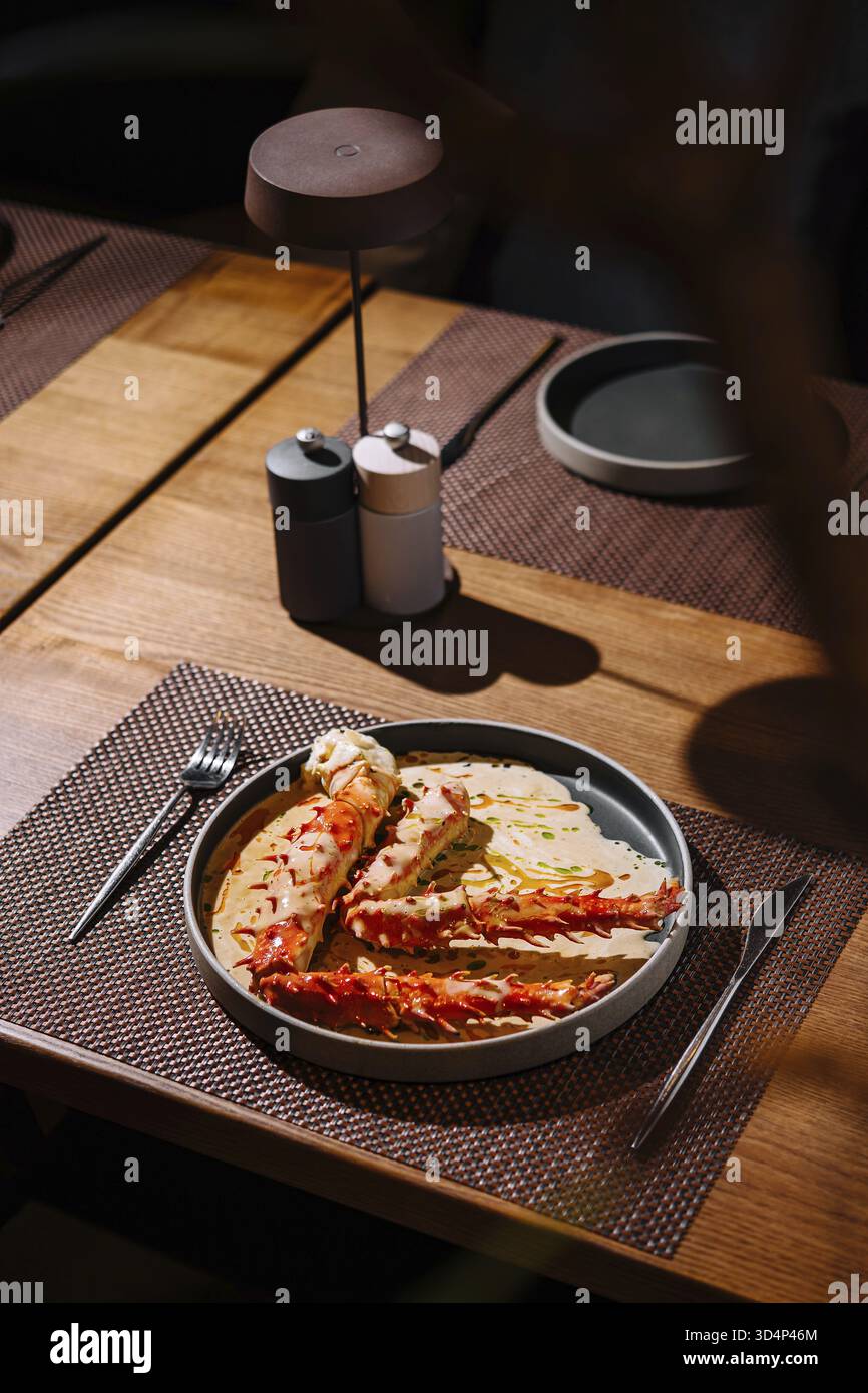 Cibo, aragosta squisita servita su un piatto con decorazioni eleganti in un ambiente raffinato Foto Stock