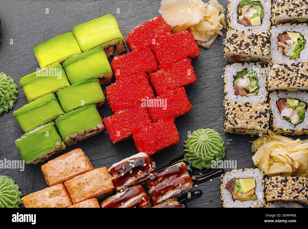 Cibo, grande sushi set, girato dall'alto su sfondo nero Foto Stock
