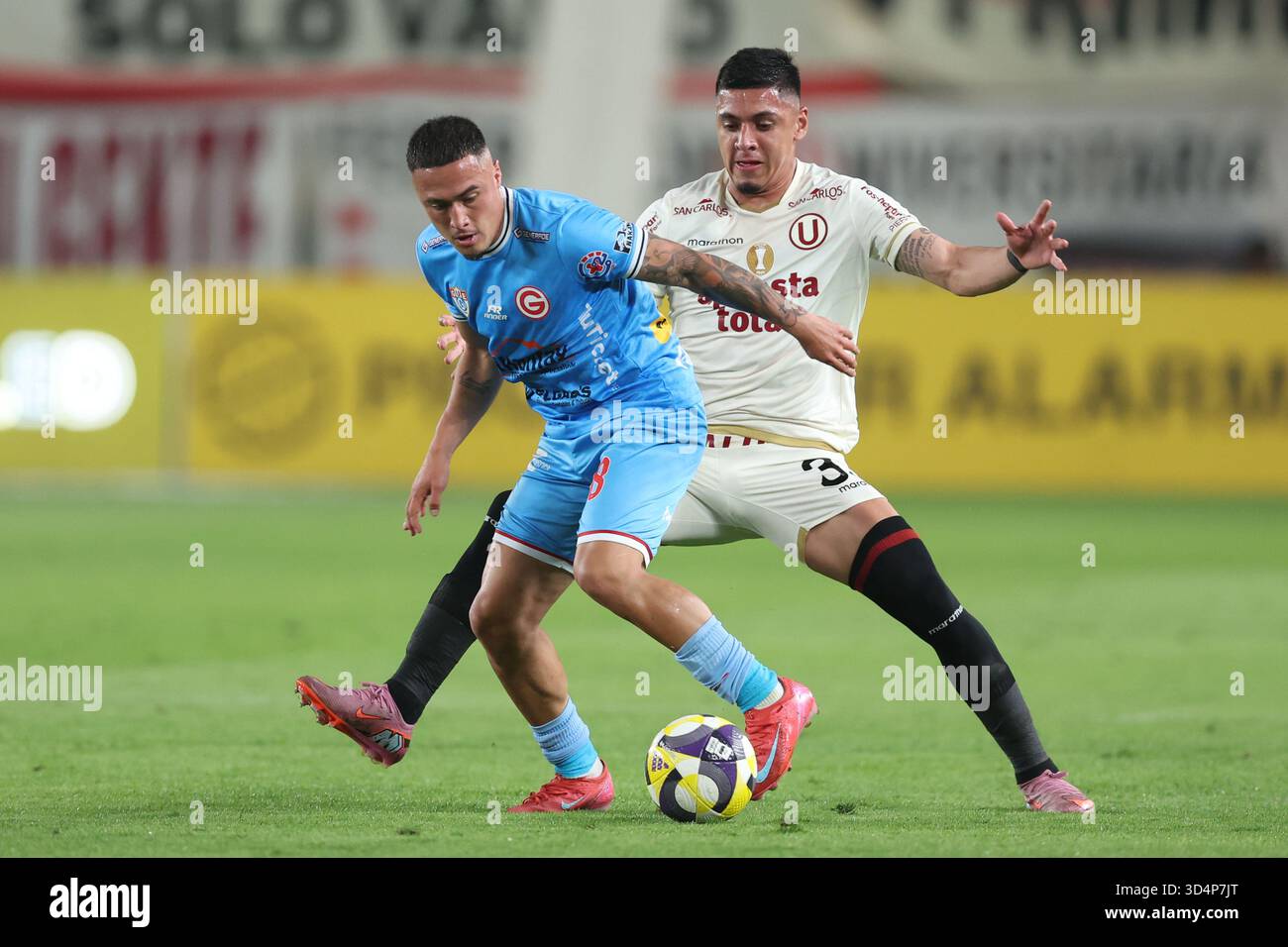 Lima, Perù. 8 novembre 2025. Orlando Nunez del Deportivo Garcilaso e Cesar Inga dell'Universitario de Deportes durante la Liga 1 te Apuesto, partita, tra Universitario de Deportes e Garcilaso giocata al Monumental U Stadium l'8 novembre 2025 a Lima, in Perù. (Foto di Miguel Marruffo/PRESSINPHOTO) credito: PRESSINPHOTO SPORTS AGENCY/Alamy Live News Foto Stock