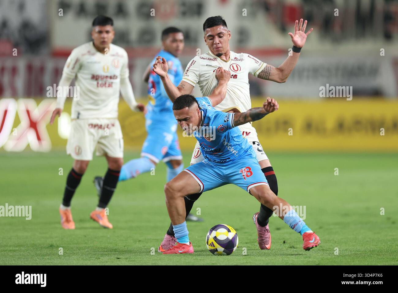 Lima, Perù. 8 novembre 2025. Orlando Nunez del Deportivo Garcilaso e Cesar Inga dell'Universitario de Deportes durante la Liga 1 te Apuesto, partita, tra Universitario de Deportes e Garcilaso giocata al Monumental U Stadium l'8 novembre 2025 a Lima, in Perù. (Foto di Miguel Marruffo/PRESSINPHOTO) credito: PRESSINPHOTO SPORTS AGENCY/Alamy Live News Foto Stock