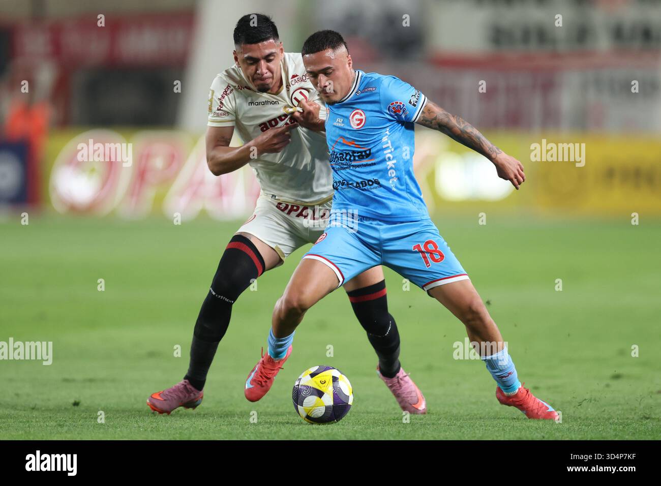Lima, Perù. 8 novembre 2025. Orlando Nunez del Deportivo Garcilaso e Cesar Inga dell'Universitario de Deportes durante la Liga 1 te Apuesto, partita, tra Universitario de Deportes e Garcilaso giocata al Monumental U Stadium l'8 novembre 2025 a Lima, in Perù. (Foto di Miguel Marruffo/PRESSINPHOTO) credito: PRESSINPHOTO SPORTS AGENCY/Alamy Live News Foto Stock