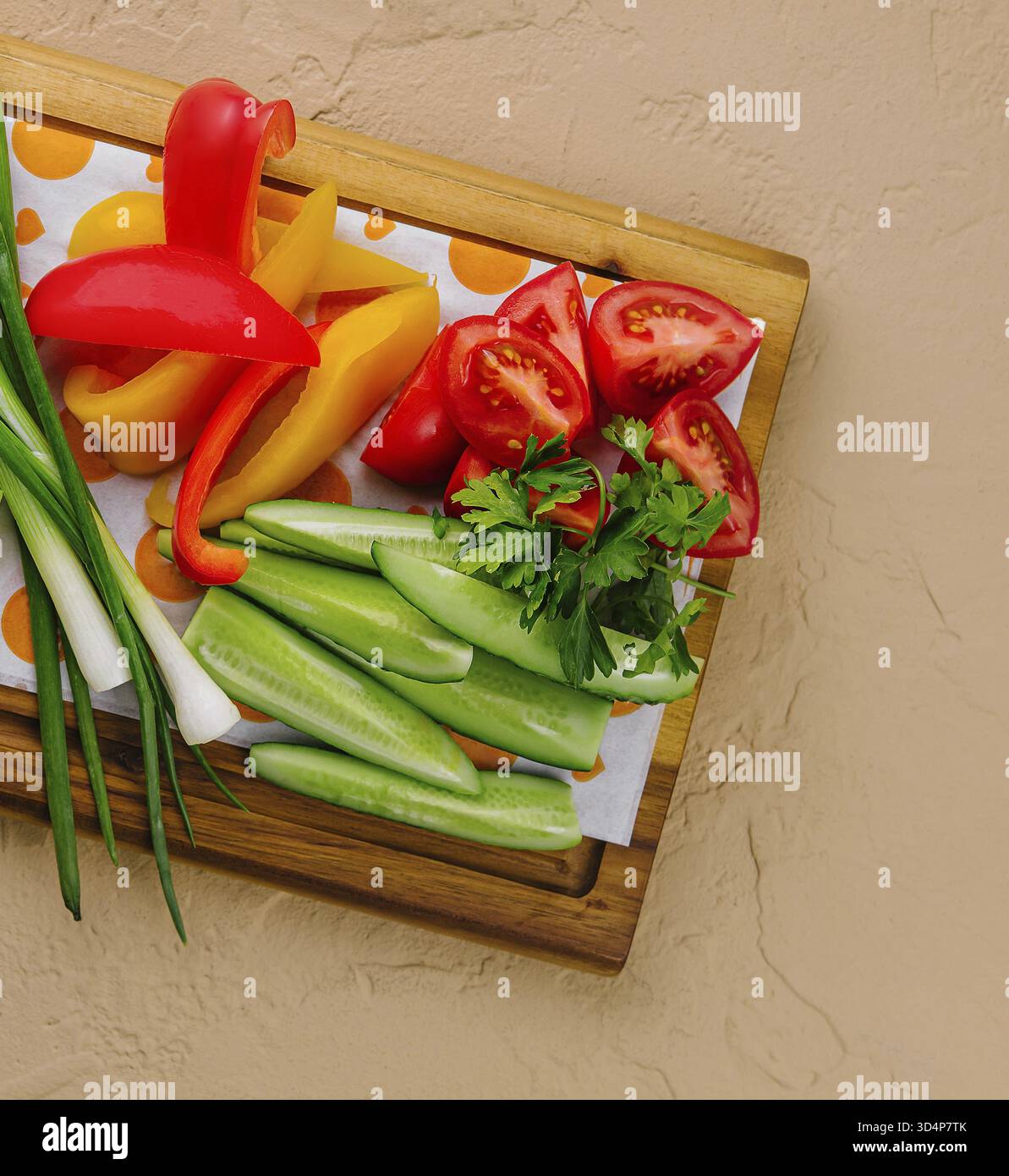 Cibo, cipolle, cetrioli, peperoni, pomodori e formaggio feta con olive su un vassoio di legno Foto Stock
