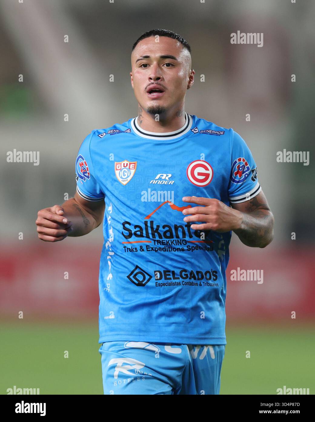 Lima, Perù. 8 novembre 2025. Orlando Nunez del Deportivo Garcilaso durante la Liga 1 te Apuesto, partita, tra Universitario de Deportes e Garcilaso giocata al Monumental U Stadium l'8 novembre 2025 a Lima, in Perù. (Foto di Miguel Marruffo/PRESSINPHOTO) credito: PRESSINPHOTO SPORTS AGENCY/Alamy Live News Foto Stock