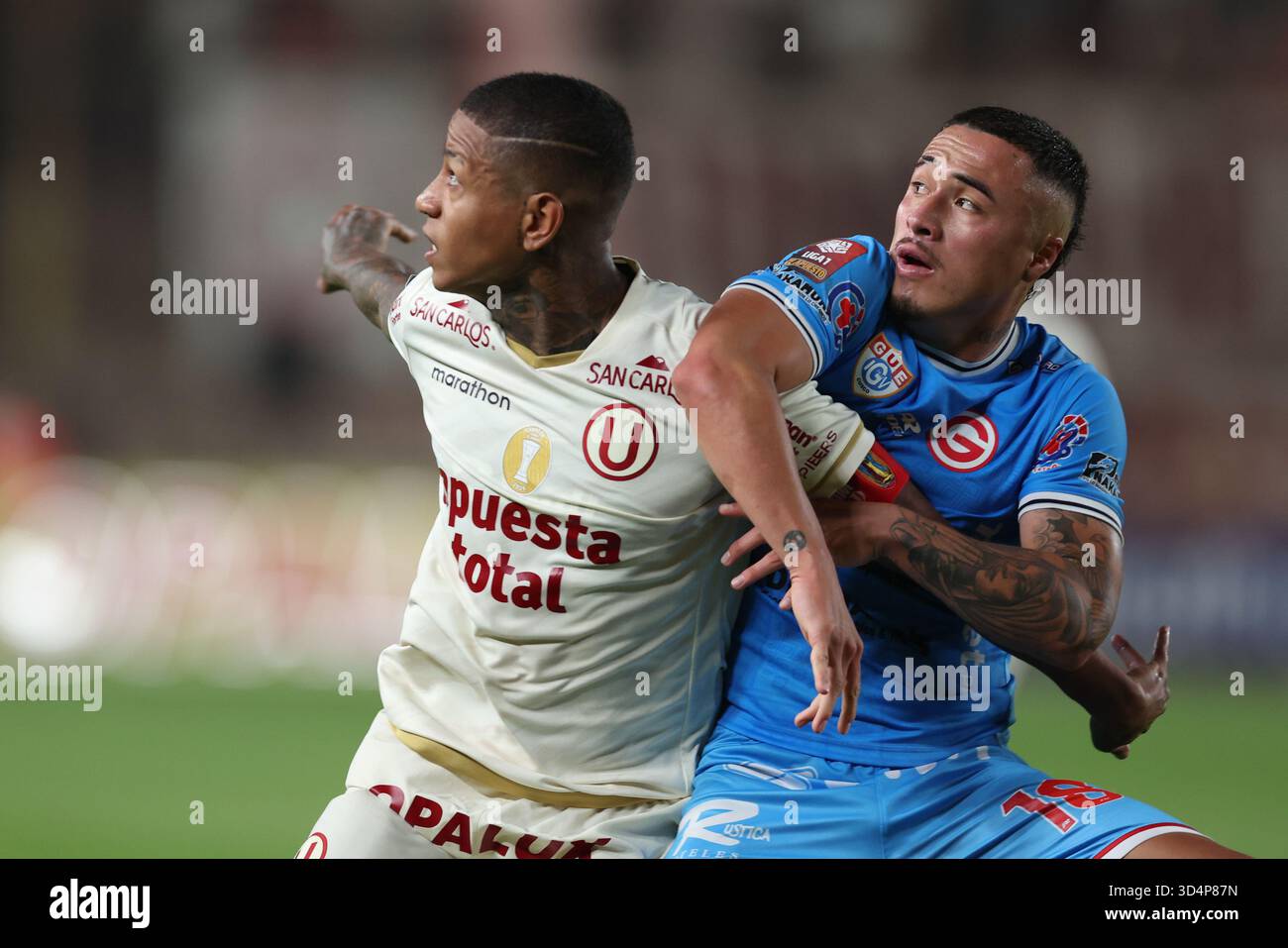Lima, Perù. 8 novembre 2025. Andy Polo dell'Universitario de Deportes e Orlando Nunez del Deportivo Garcilaso durante la Liga 1 te Apuesto, partita, tra Universitario de Deportes e Garcilaso giocata al Monumental U Stadium l'8 novembre 2025 a Lima, in Perù. (Foto di Miguel Marruffo/PRESSINPHOTO) credito: PRESSINPHOTO SPORTS AGENCY/Alamy Live News Foto Stock