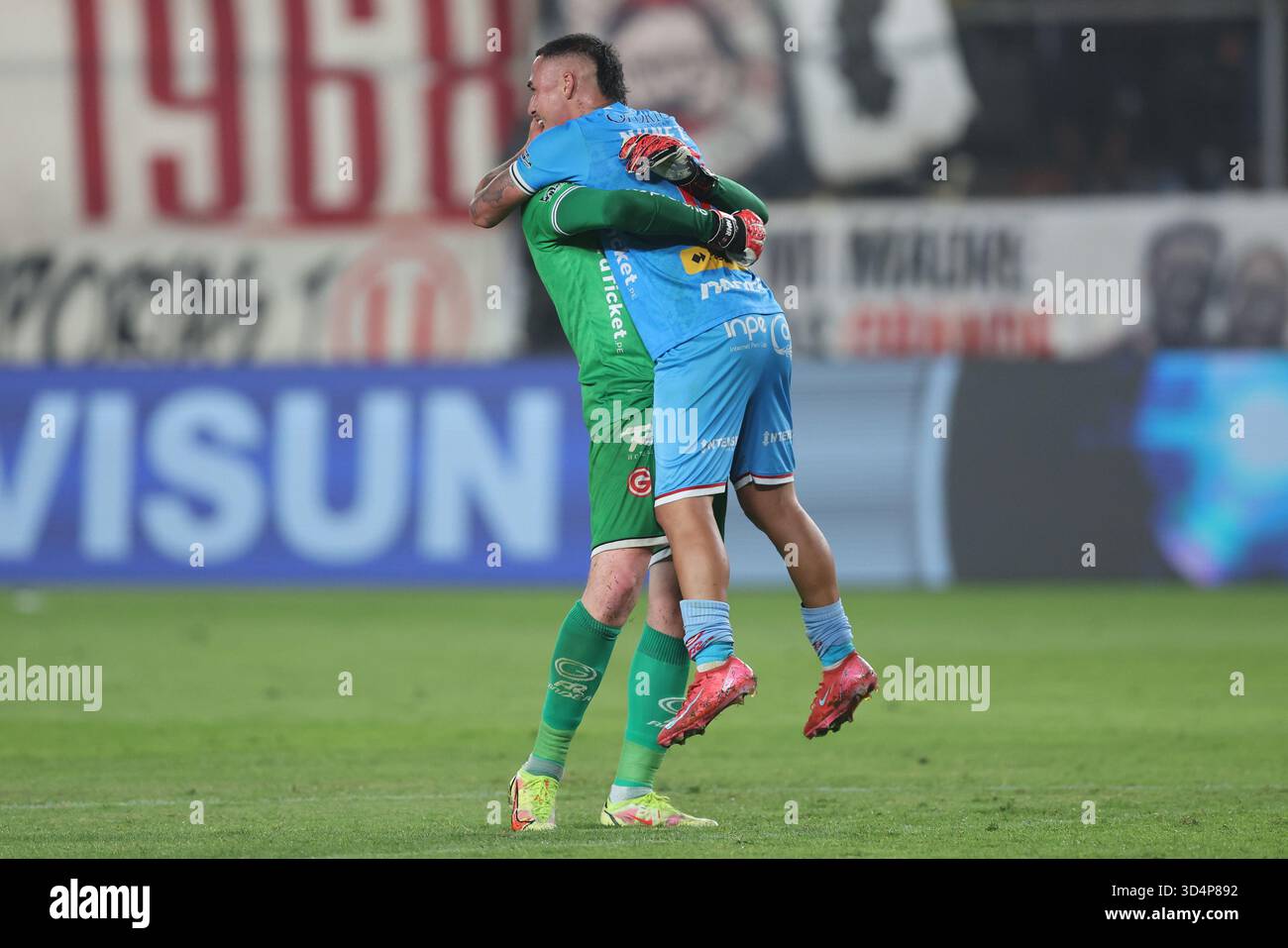 Lima, Perù. 8 novembre 2025. Orlando Nunez e Patrick Zubczuk del Deportivo Garcilaso durante la Liga 1 te Apuesto, partita, tra Universitario de Deportes e Garcilaso giocata al Monumental U Stadium l'8 novembre 2025 a Lima, in Perù. (Foto di Miguel Marruffo/PRESSINPHOTO) credito: PRESSINPHOTO SPORTS AGENCY/Alamy Live News Foto Stock