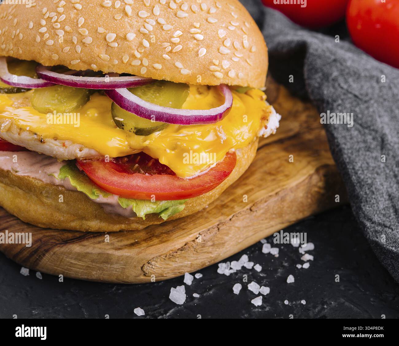 Cibo, hamburger americano con cotoletta di pollo su vassoio di legno Foto Stock