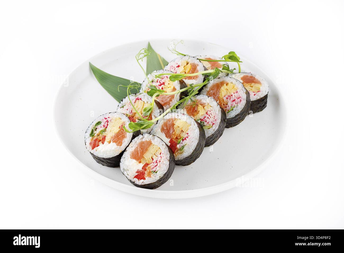 Cibo, Futomaki con salmone, granchio, uova strapazzate, peperoni, formaggio spalmabile e cipolle Foto Stock