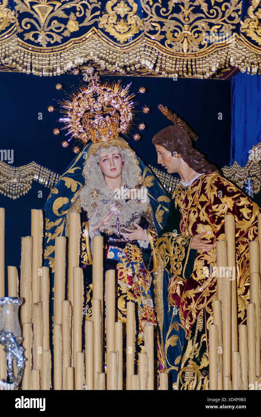 Primo piano della Vergine e di San Giovanni Evangelista sul trono a baldacchino di nostra Signora del grande dolore, Regina degli Angeli, della Royal United Brotherhoo Foto Stock
