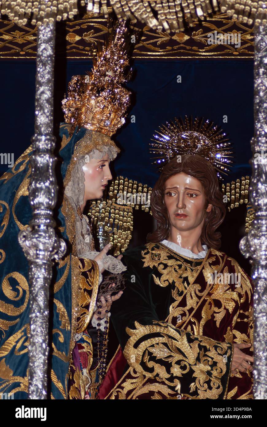 Immagine del profilo e dettaglio delle immagini titolari del trono a baldacchino di nostra Signora del grande dolore, Regina degli Angeli e San Giovanni Evangelista, del Foto Stock