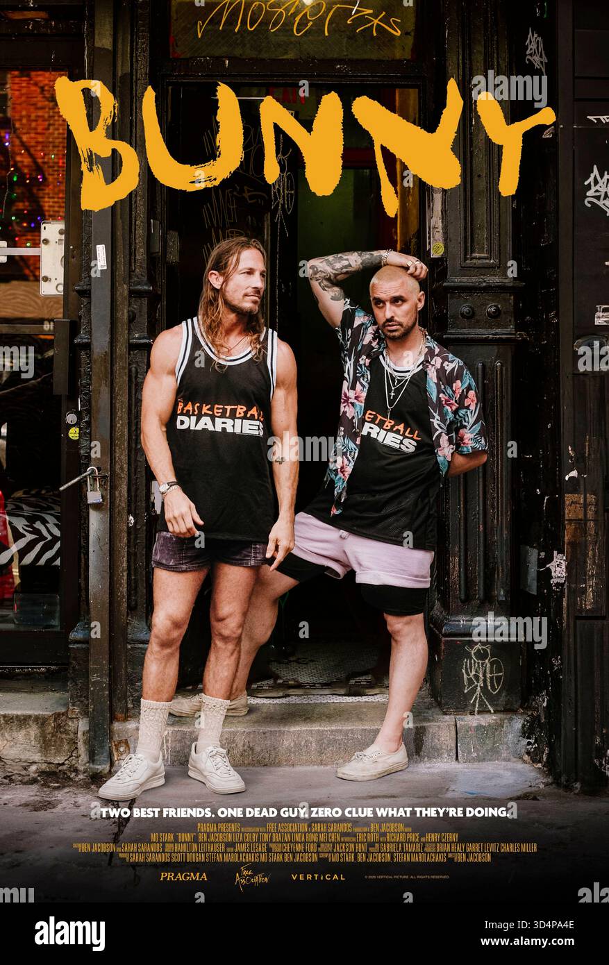 Bunny (2025) diretto da Sarah Lasry e interpretato da Ruby Cruz, Sofia Bryant e Amrit Kaur. Due migliori amici radunano i loro vicini per nascondere un corpo durante la notte all'interno del loro edificio, navigando in suspense e umorismo oscuro con ogni nuovo visitatore. USA SOLO PER USO EDITORIALE DI un foglio di poster. Credito: BFA / A24 Foto Stock