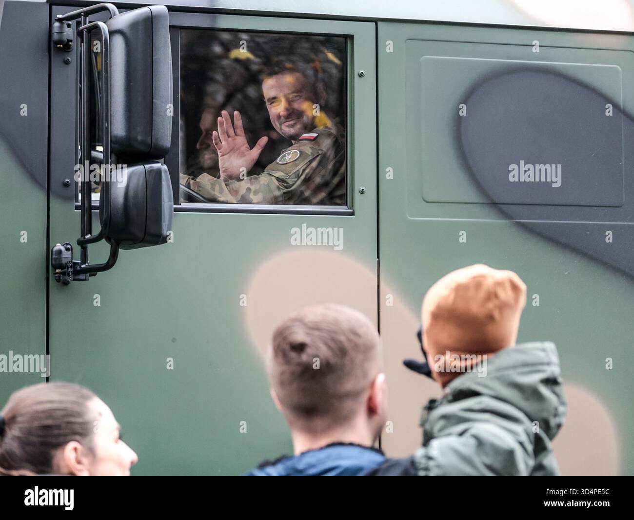 Cracovia, Polonia. 11 novembre 2025. Un uomo miliardario in un veicolo armato si rivolge a una famiglia mentre partecipa alle celebrazioni del giorno dell'indipendenza a Cracovia. Credito: SOPA Images Limited/Alamy Live News Foto Stock