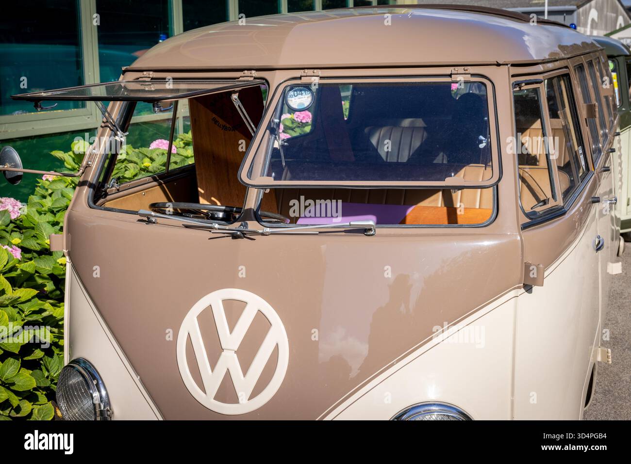 Volkswagen Type 2 con i suoi classici finestrini anteriori apribili a schermo diviso. In mostra al Goodwood Revival del 2025, Sussex, Regno Unito. Evento per il 75° anniversario. Foto Stock