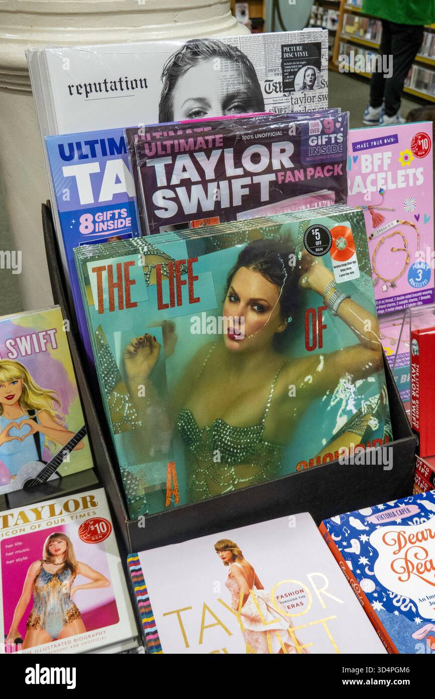 Barnes & Noble Booksellers su Union Square offre una vasta selezione di articoli, New York City, USA 2025 Foto Stock