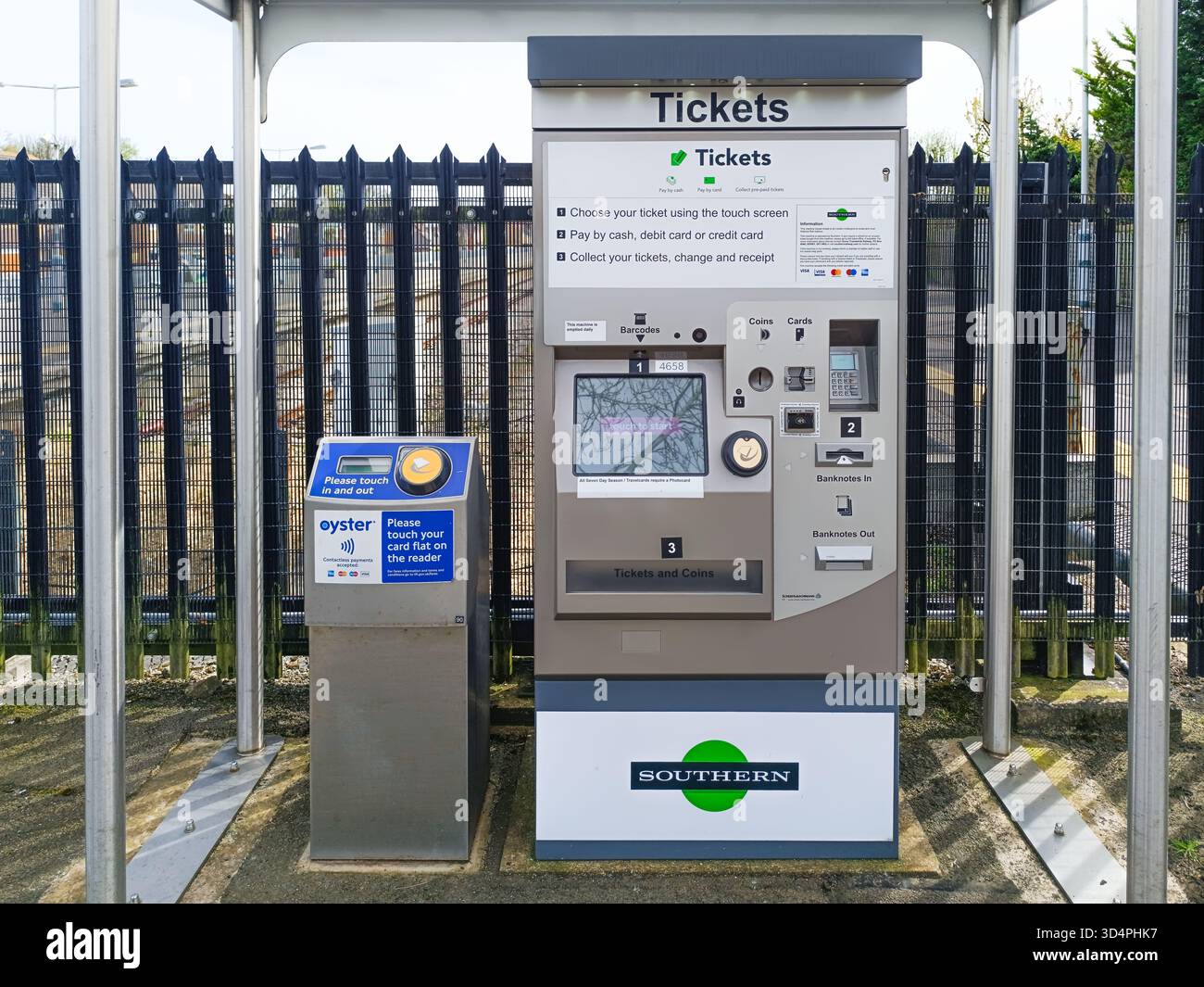 Distributore automatico di biglietti ferroviari presso la piattaforma esterna della stazione ferroviaria. Londra, Regno Unito, 13 aprile 2024 Foto Stock