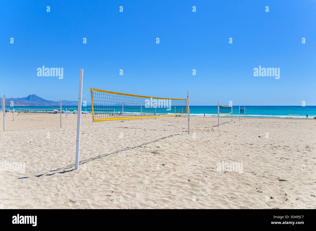 Spiaggia di Playa San Juan nella città di Alicante, area sportiva, campi da pallavolo, rete da pallavolo sulla spiaggia sabbiosa della costa del Mar Mediterraneo Costa Blanca Foto Stock