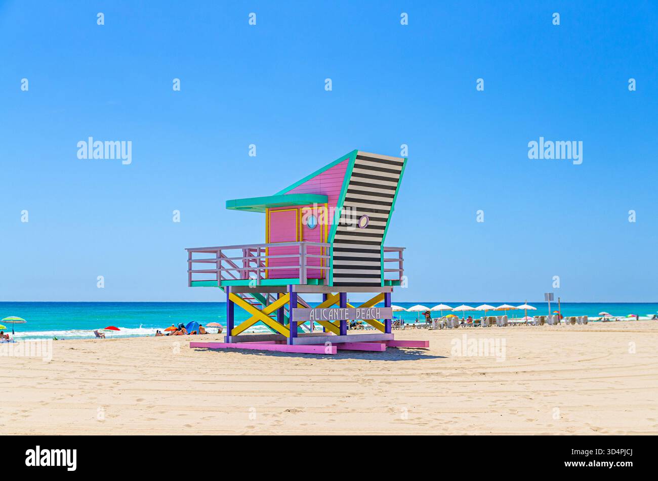 Spiaggia Playa de San Juan nella città di Alicante, colorata Capanna bagnino Torre bagnino sulla spiaggia sabbiosa della costa del Mar Mediterraneo Costa Blanca in S. Foto Stock