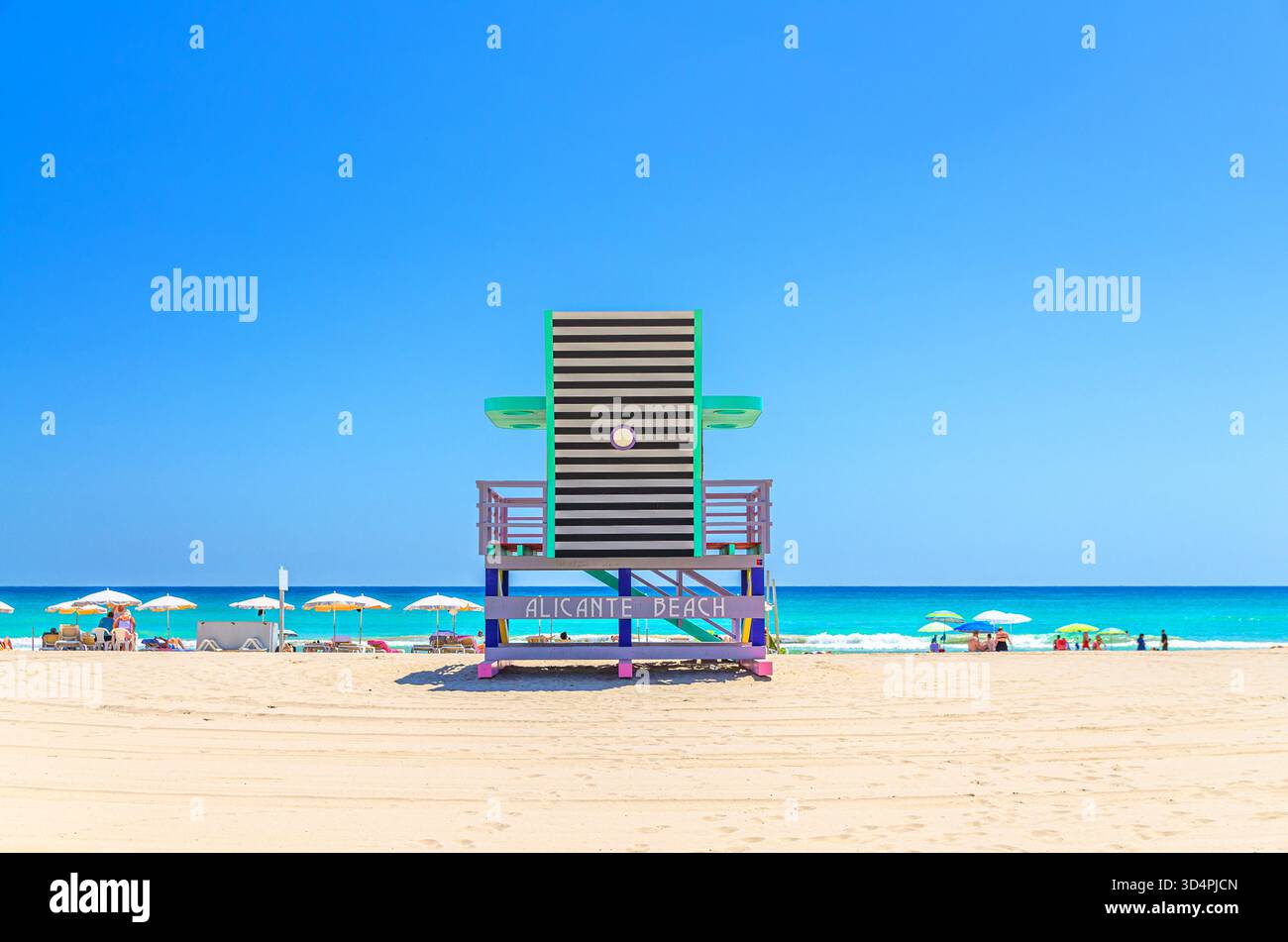 Spiaggia Playa de San Juan nella città di Alicante, colorata Capanna bagnino Torre bagnino sulla spiaggia sabbiosa della costa del Mar Mediterraneo Costa Blanca in S. Foto Stock