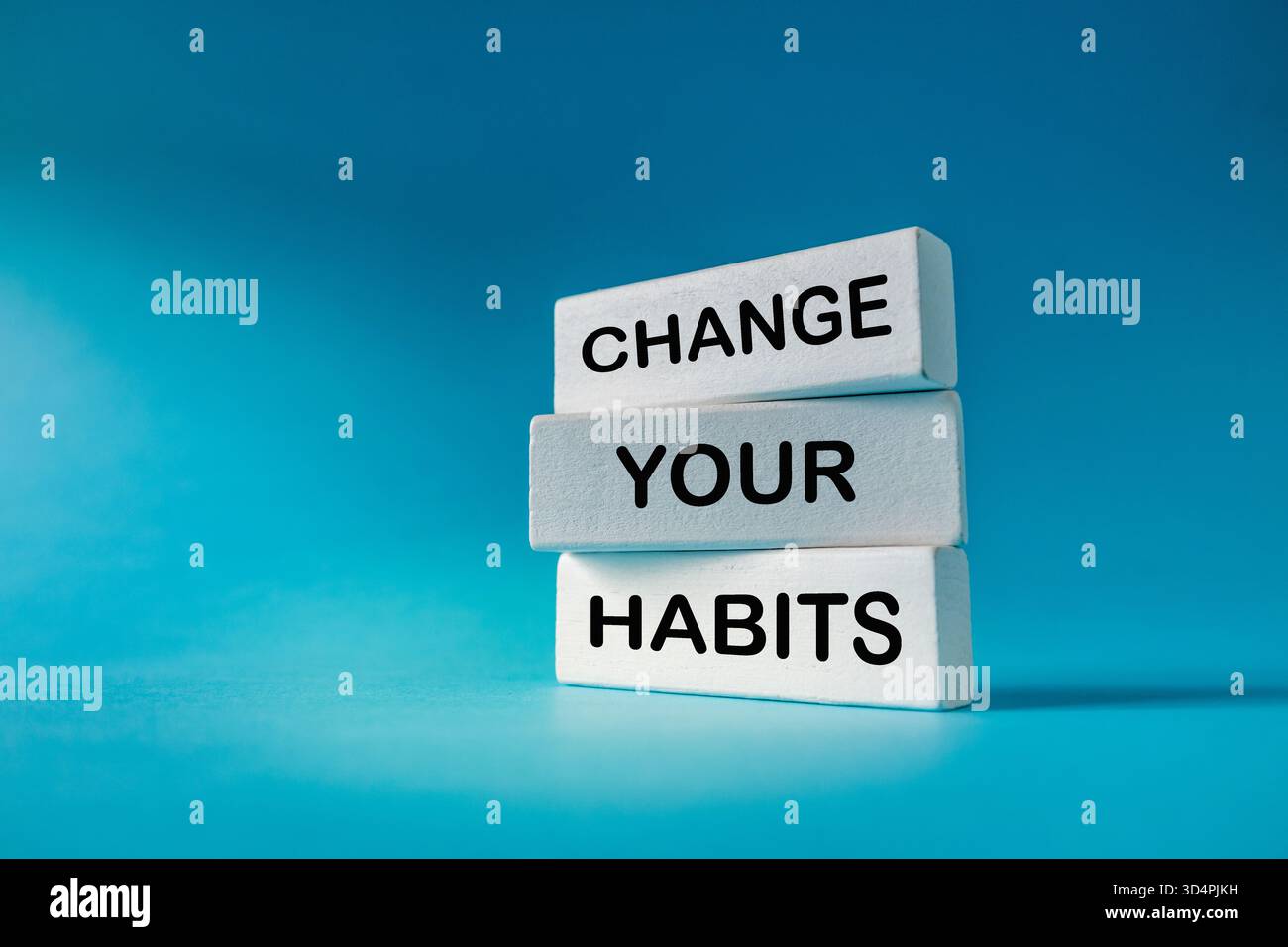 Cambia le tue abitudini. Il concetto di stile di vita e business. Sostituire le cattive abitudini con buone. Sviluppate voi stessi, fate scelte sagge. Elem. In legno naturale Foto Stock