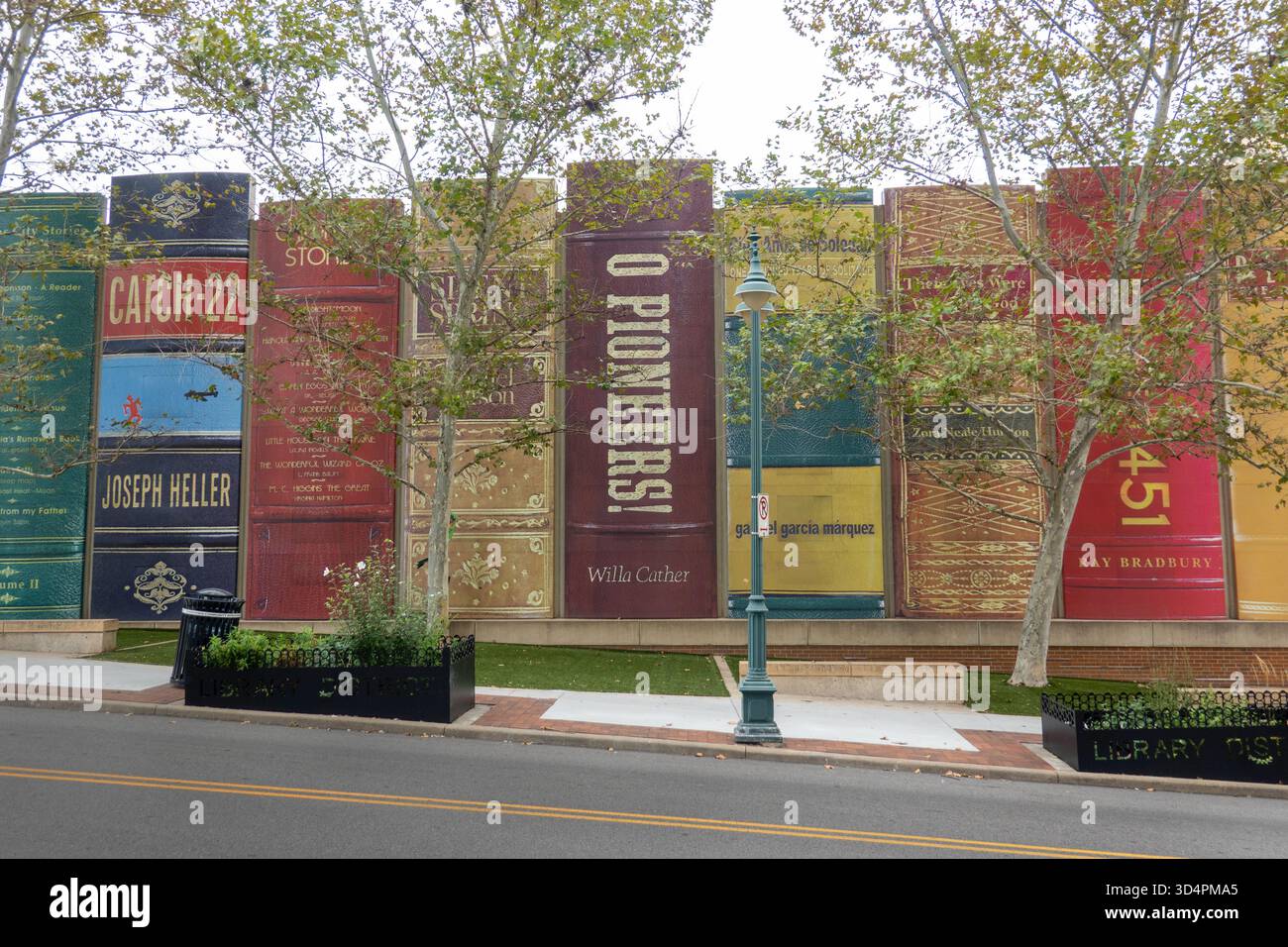 Giganteschi libri della biblioteca pubblica sul lato dell'edificio della biblioteca a Kansas City, Missouri Foto Stock