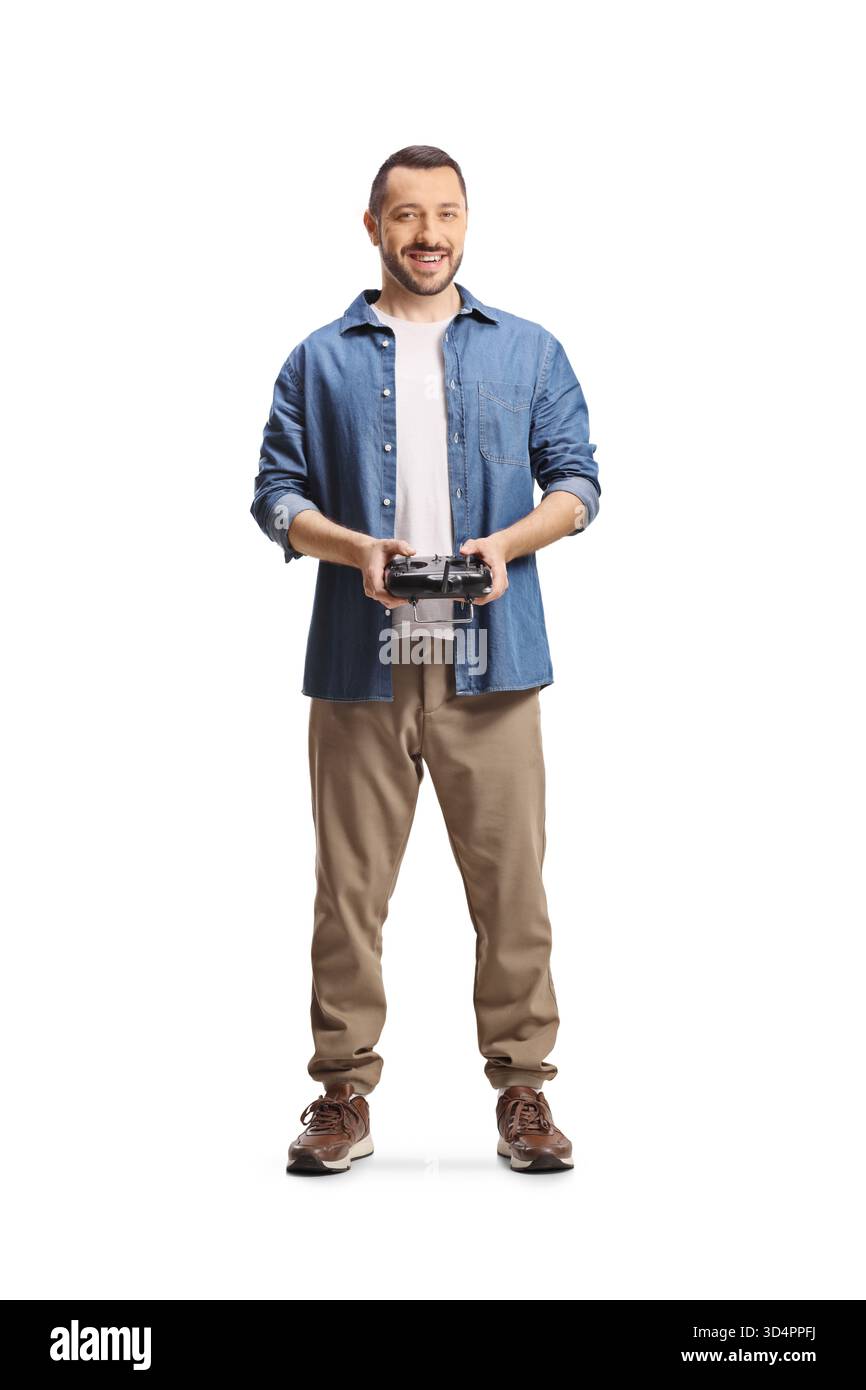 Uomo occasionale che tiene in mano un telecomando per droni isolato su sfondo bianco Foto Stock